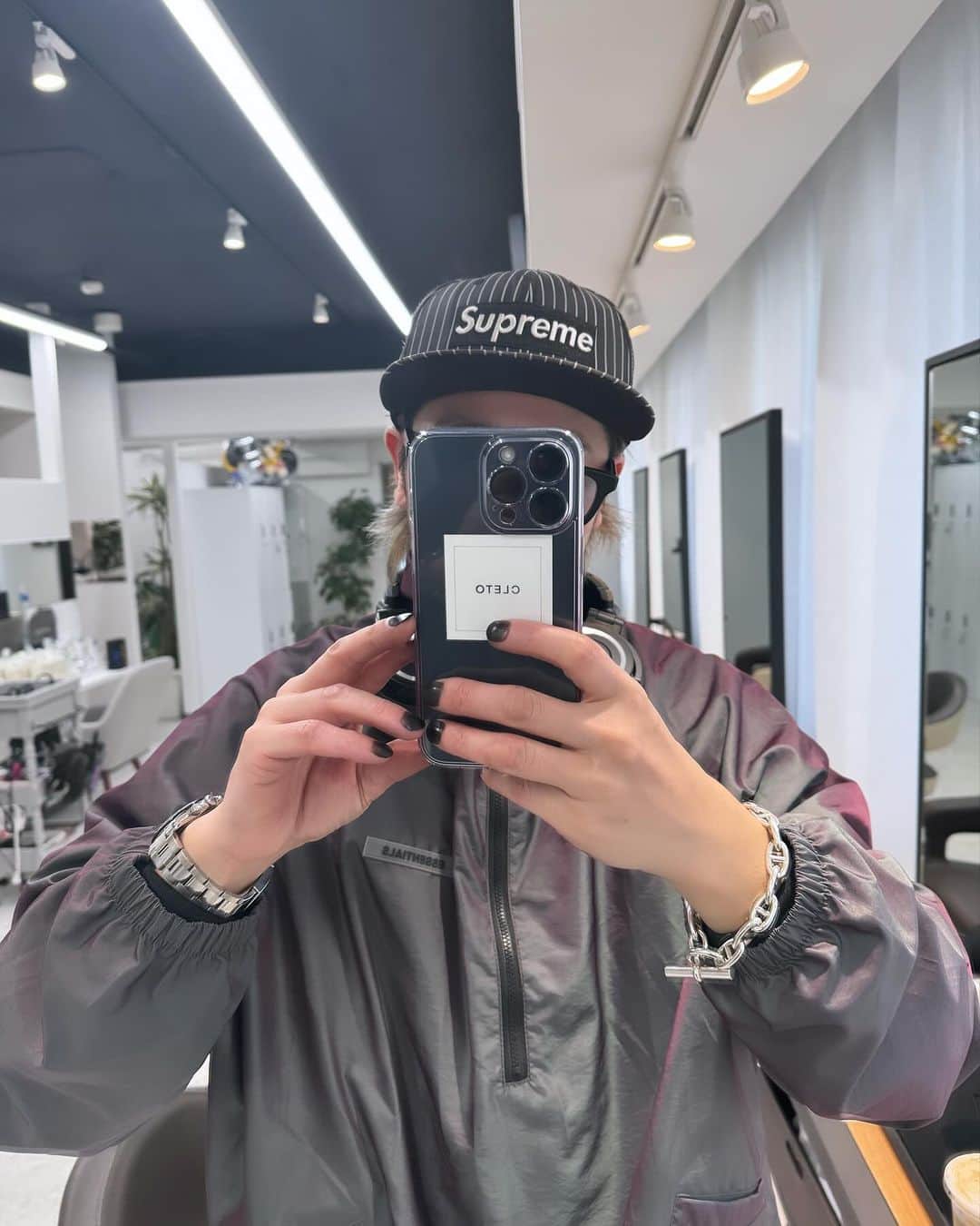 加代憲康のインスタグラム：「土日はバタバタしてました！ 沢山のご来店ありがとうございました。  本日は兵庫の西宮でサロンワークです。 @spice_aveda の皆さんよろしくお願いします🙇  明日は東京。  12月ラストまで楽しんでいきましょ！」