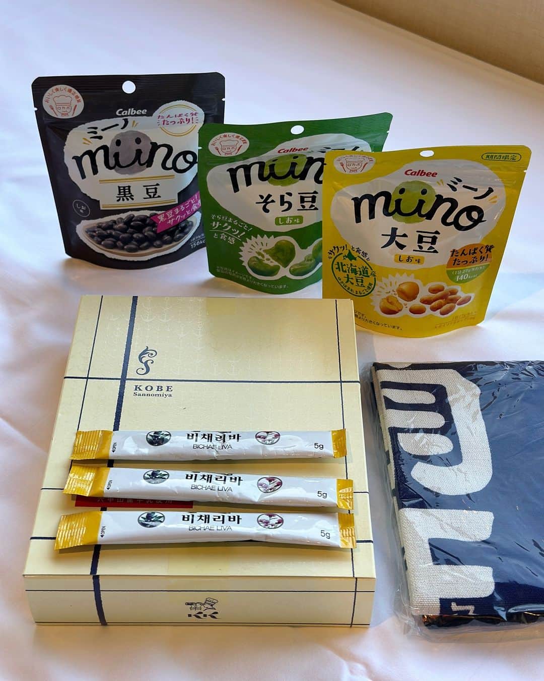 チョ・ミニョンのインスタグラム：「짐 정리중 🇯🇵 #일본여행 동반자 비채리바 ♥ 정말 잠시후 12시에  만나 뵙겠습니다  +@ 주전부리 과자는 늘 함께합니다 디저트 없는 세상은 종말해야되!」