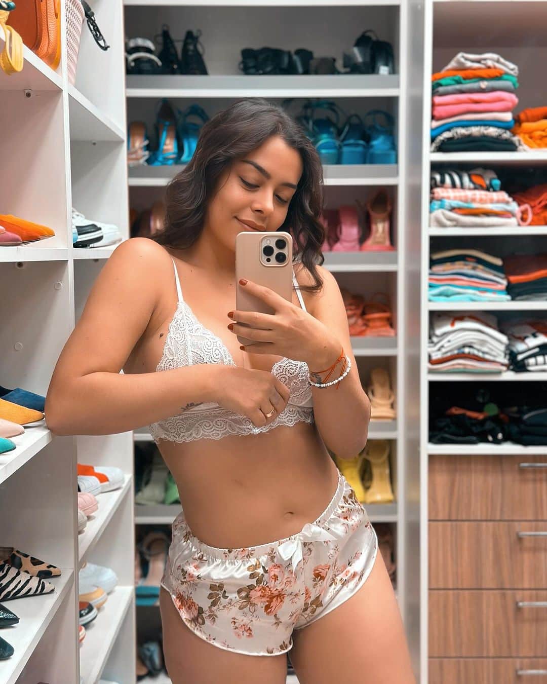 ラリッサ・リケルメのインスタグラム：「Alistando valijas 🧳 lo que más me gusta de mis vestidor son los rincones mis cosas se ven súper ordenadas..!   Mi vestidor me lo hicieron @sma_industrial se viene más sorpresa… 🌸 hacen cosas súper lindas y únicas!」