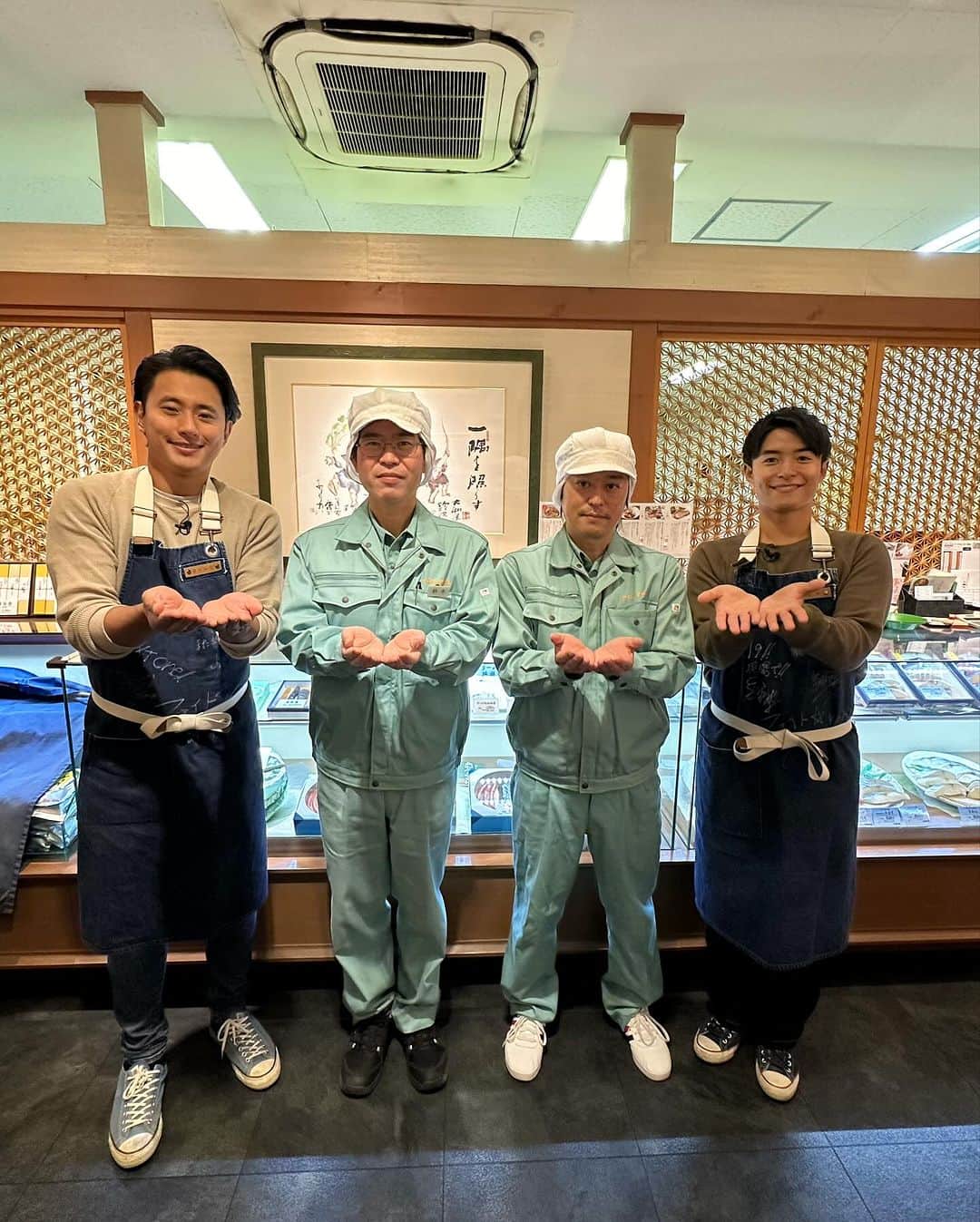 池田航さんのインスタグラム写真 - (池田航Instagram)「守口大根ってしってた！？あんなに長い大根らじめてみた😳 守口漬けは奈良漬を守口大根で作ったことを言うんだってね！  みんなも愛知に来た際は是非食べてみて💓 ☆守口だいこんと車海老のフリカッセ 愛知の県の魚車海老と守口だいこんのクリーム煮込み。フリカッセとはフランスの調理方法で白く煮込むという意味。守口だいこんを混ぜたバターライスなどと一緒に華やかに守口だいこんを沢山使ったプレートにします  車海老  5尾 守口大根  塩コショウ 生クリーム 200cc 顆粒コンソメ 小1 玉ねぎ 1/2 バター 50g 薄力粉 大1 イタリアンパセリもしくはチャービル(セルフィーユ)  ご飯 1善 バター 50g 守口大根 玉ねぎ  塩コショウ   今日も素敵な食材と暖かい現地の方達との出会いに感謝💓   次回もお楽しみに☀️  朝お仕事で見られない方に、旅するエプロンTikTokが開設されました！ 【旅するエプロン】でTikTok検索すれば見られます✨️ ぜひフォローよろしくお願いいたします😍  #ZIP #旅するエプロン #スピッツ #Spitz #ZIPファミリー  #水卜麻美 さん  #池田航  @kohcooking    #伊藤楽  @gaku_jh122」12月11日 9時45分 - kohcooking