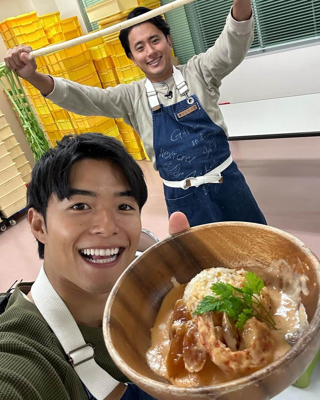 池田航さんのインスタグラム写真 - (池田航Instagram)「守口大根ってしってた！？あんなに長い大根らじめてみた😳 守口漬けは奈良漬を守口大根で作ったことを言うんだってね！  みんなも愛知に来た際は是非食べてみて💓 ☆守口だいこんと車海老のフリカッセ 愛知の県の魚車海老と守口だいこんのクリーム煮込み。フリカッセとはフランスの調理方法で白く煮込むという意味。守口だいこんを混ぜたバターライスなどと一緒に華やかに守口だいこんを沢山使ったプレートにします  車海老  5尾 守口大根  塩コショウ 生クリーム 200cc 顆粒コンソメ 小1 玉ねぎ 1/2 バター 50g 薄力粉 大1 イタリアンパセリもしくはチャービル(セルフィーユ)  ご飯 1善 バター 50g 守口大根 玉ねぎ  塩コショウ   今日も素敵な食材と暖かい現地の方達との出会いに感謝💓   次回もお楽しみに☀️  朝お仕事で見られない方に、旅するエプロンTikTokが開設されました！ 【旅するエプロン】でTikTok検索すれば見られます✨️ ぜひフォローよろしくお願いいたします😍  #ZIP #旅するエプロン #スピッツ #Spitz #ZIPファミリー  #水卜麻美 さん  #池田航  @kohcooking    #伊藤楽  @gaku_jh122」12月11日 9時45分 - kohcooking