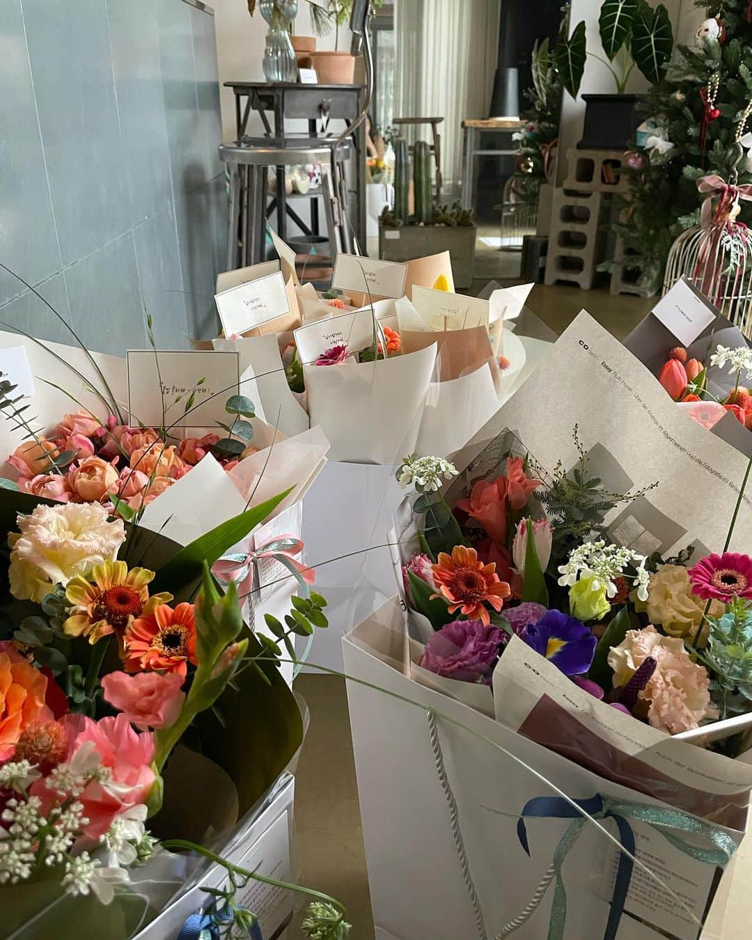 JF flower Shopさんのインスタグラム写真 - (JF flower ShopInstagram)「코로나로 인해 처음 진행하는 졸업식이라는 이야기에 신경 쓰며 하나하나 정성을 다해 만들었던 주문건들 ❣️ 부모님들이 아이부터 선생님들까지 정성을 다해 주문한 마음이 꼭 전해졌으면 좋겠다 😀 모두 졸업을 축하합니다!」12月11日 9時47分 - jfflowershop