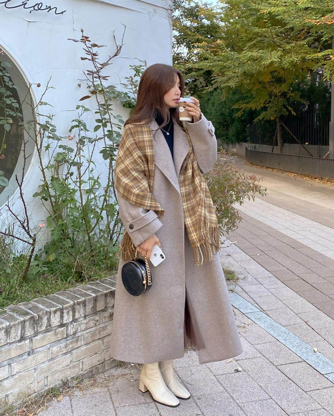 DHOLICさんのインスタグラム写真 - (DHOLICInstagram)「注目の人気急上昇HOT ITEM❤️‍🔥は...？ 📣期間限定！大人気コートが40%OFF!!!  【PickUp Item】 ☑2WAYウール混ロングコート・t00180 ￥12,892 >> ￥7,735 『40%OFF』〜12.12(火)12:00  昨年から大人気の2way高見えコートが新色を加えてリニューアル！なんと今だけスペシャルプライスでご購入いただけます✨ どんなコートにもマッチするコートは持っていて間違いなしのアイテムです💭  是非チェックしてみてね✍🏻 ——————————————— 🔍商品URLは画像内商品タグをチェック✔️  #dholic #ディーホリック #韓国ファッション通販 #コート #コートコーデ #aライン #ウールコート #カシミヤ #ロングコート #アウター #アウターコーデ #フェミニンコーデ #大人フェミニン #通勤コーデ」12月11日 9時49分 - dholic_official