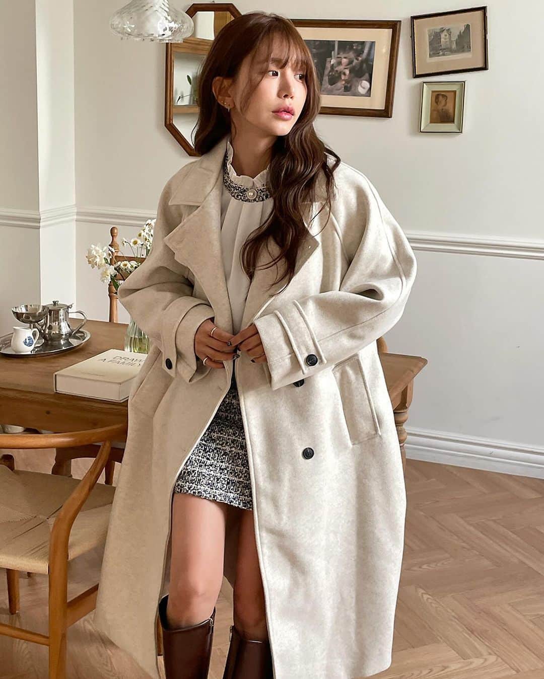 DHOLICさんのインスタグラム写真 - (DHOLICInstagram)「注目の人気急上昇HOT ITEM❤️‍🔥は...？ 📣期間限定！大人気コートが40%OFF!!!  【PickUp Item】 ☑2WAYウール混ロングコート・t00180 ￥12,892 >> ￥7,735 『40%OFF』〜12.12(火)12:00  昨年から大人気の2way高見えコートが新色を加えてリニューアル！なんと今だけスペシャルプライスでご購入いただけます✨ どんなコートにもマッチするコートは持っていて間違いなしのアイテムです💭  是非チェックしてみてね✍🏻 ——————————————— 🔍商品URLは画像内商品タグをチェック✔️  #dholic #ディーホリック #韓国ファッション通販 #コート #コートコーデ #aライン #ウールコート #カシミヤ #ロングコート #アウター #アウターコーデ #フェミニンコーデ #大人フェミニン #通勤コーデ」12月11日 9時49分 - dholic_official