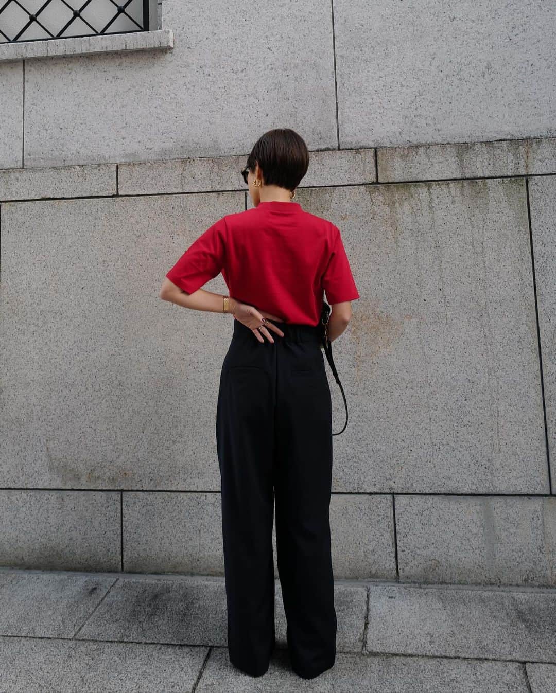 正中雅子さんのインスタグラム写真 - (正中雅子Instagram)「RED×NAVY❤️💙  今シーズン、すごく作りたかった赤T❤️ なかなか気にいる素材に気にいる赤を探すのに苦戦しましたが見つけた瞬間コレ！！となった生地☺️🫶  日本製のサラッとして着やすくて素材感もよく、程よくハリもあるのでとにかく細見え😂✨ モックネックの5部袖Tが1枚でもレイヤードにも使える事間違いなしです！  そして！この春夏ヘビロテ間違いなしのワイドパンツ！！✨  珍しくやや落ち感のいい素材を選んで作り フロントに沢山のタックを入れてるけど細く見える👀💫 履いているだけでかっこいいパンツです！  写真のカラーがネイビーです！久しぶりのネイビーもなかなか良い♡もちろんBLACKもあります！  12.15 wed 12:00-—12.18 mon 23:59 MACHATT SPRING/SUMMER 2024 PRE ORDER  #MACHATT #masaco服」12月11日 9時49分 - masacoshonaka