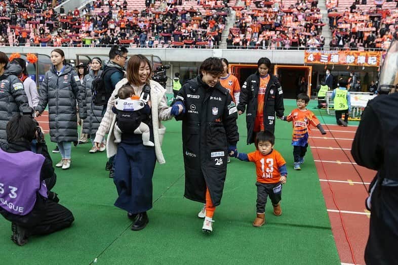 杉田亜未さんのインスタグラム写真 - (杉田亜未Instagram)「.  ホームで勝利最高でした🔥 スタジアムの雰囲気と応援が ほんとに痺れました。  たくさんありがとうございました。  またみんなで 突き進んでいきましょう🤝  #アルビレックス新潟レディース  #13 #アイシテルニイガタ  #甥っ子は終始ゴリラ顔」12月11日 9時50分 - ami.s____10