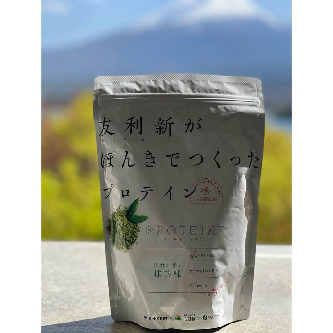 友利新さんのインスタグラム写真 - (友利新Instagram)「この度 @loft_cosme さんで 「友利新がほんきでつくったプロテイン」 をお取り扱いいただくことになりました！ 【全国のロフト（一部店舗を除く）、ロフトネットストア】  抹茶味、ほうじ茶ラテ味ともに人工甘味料などいらないものは一切いれず、本当に必要なものだけのプロテインになっています。 名前の通りこだわってこだわって本気で作ったプロテイン！ 甘すぎず、溶けやすく、プロテイン初心者の方にも愛飲している方にも手に取っていただきやすくなっていると思いますし私も毎朝のんでいます。  ぜひ、ロフトに立ち寄った際にはご覧ください！  #友利新がほんきでつくったプロテイン #プロテイン #たんぱく質 #タンパク #ロフト」12月11日 9時56分 - aratatomori