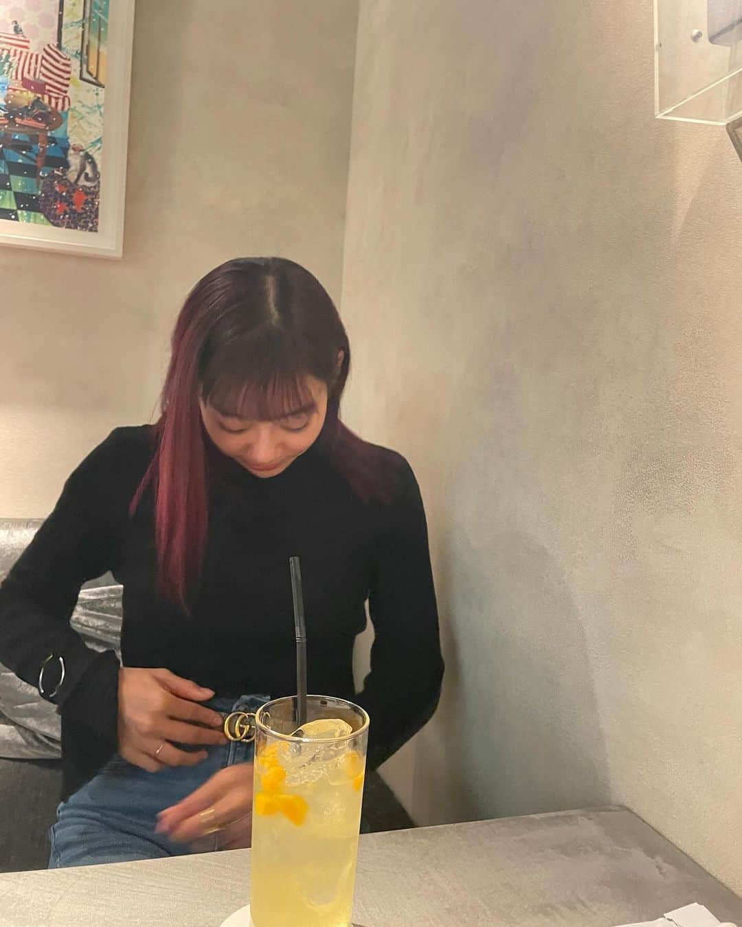 指出瑞貴のインスタグラム：「🍊🍊🥭🥤 Date with my bestie <3  この間親友と行ってきた六本木駅近の @shisha_1496.art  トップにフルーツがあって、フレーバーも多くて、 アートと融合していてとってもオシャレな空間でした〜❣️ 好きこういうところ🥰笑　個室もあります😌  フレッシュにしたくて、 オレンジ×ジャスミン×ホワイトピーチにしました🍑☺️  ここのマンゴージュース、美味しかったな〜🤤 15時〜夜遅くまでやっているのでまた遊び行こーっと💜 皆様もぜひ行ってみてね🥰#シーシャ 初めてでも スタッフさんが色々教えてくれるので安心でした笑」