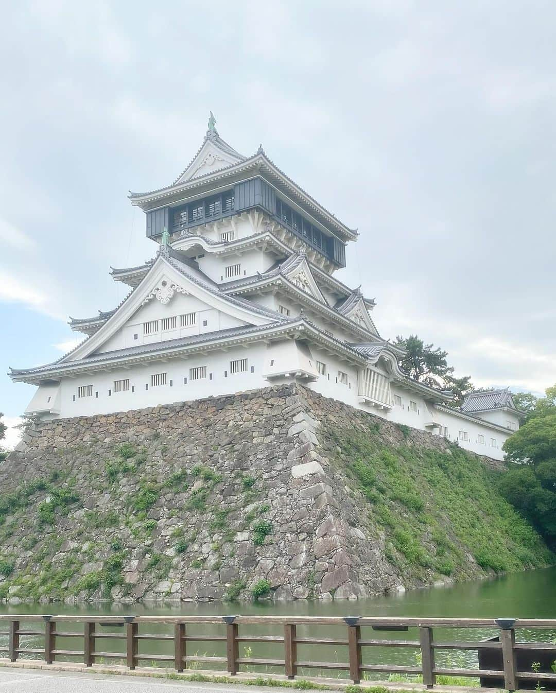 松尾依里佳さんのインスタグラム写真 - (松尾依里佳Instagram)「🏯✨  九州の玄関口である北九州は 実際に訪れてみて魅力がいっぱい！  以前掲載された ネオジャパンさまのグループウェア desknet's NEOユーザーさま訪問では 北九州市役所さまにお伺いしました！  市役所のすぐそばにある 細川忠興公ゆかりの小倉城は CNN Travelで以前 「2019年に訪れるべき19の場所」として 福岡県が挙げられた際に 「（外国人観光客に）あまり知られていない 　訪れるべき場所の一つ」 と紹介されたほどの名所🏯  なんとOECD（経済開発協力機構）が選定する 「SDGs推進に向けた世界のモデル都市」として アジアで初めて選ばれたのが 北九州市さまなのです！  市役所の隣の勝山公園を歩くと 便利な市街地なのにとっても広々としていて 地域のお子さんたちが伸び伸びと遊んでいて 子育てしやすそうなまちだなと感じました☺️  市民の方々の「住みやすさ」を支える 市職員のみなさまの情報共有に desknet's NEOをご活用いただき とても嬉しく感じています✨  撮影時にはネジチョコなどの 名産品をたくさんいただき みなで美味しくいただきました💕  記事をお読みくださったみなさま ありがとうございました🧡  ピンクシャツ @theory_jp  ワイドパンツ @rawfudge_official  イヤリング @grossejapan 靴 @randa_pic  #ネオジャパン さま #グループウェア #デスクネッツネオ #ユーザーさま訪問 #北九州市役所 さま」12月11日 10時19分 - erika.matsuo