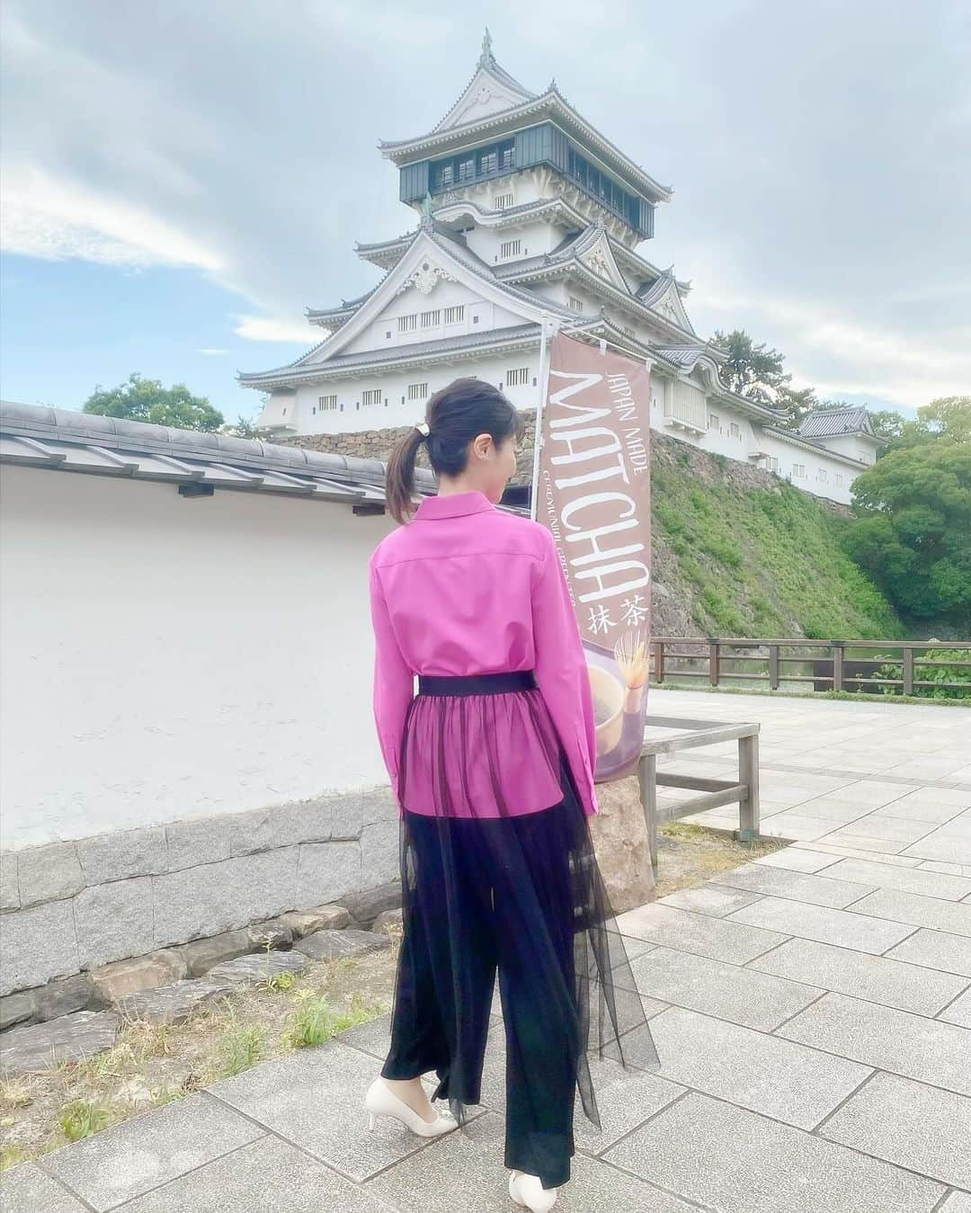 松尾依里佳さんのインスタグラム写真 - (松尾依里佳Instagram)「🏯✨  九州の玄関口である北九州は 実際に訪れてみて魅力がいっぱい！  以前掲載された ネオジャパンさまのグループウェア desknet's NEOユーザーさま訪問では 北九州市役所さまにお伺いしました！  市役所のすぐそばにある 細川忠興公ゆかりの小倉城は CNN Travelで以前 「2019年に訪れるべき19の場所」として 福岡県が挙げられた際に 「（外国人観光客に）あまり知られていない 　訪れるべき場所の一つ」 と紹介されたほどの名所🏯  なんとOECD（経済開発協力機構）が選定する 「SDGs推進に向けた世界のモデル都市」として アジアで初めて選ばれたのが 北九州市さまなのです！  市役所の隣の勝山公園を歩くと 便利な市街地なのにとっても広々としていて 地域のお子さんたちが伸び伸びと遊んでいて 子育てしやすそうなまちだなと感じました☺️  市民の方々の「住みやすさ」を支える 市職員のみなさまの情報共有に desknet's NEOをご活用いただき とても嬉しく感じています✨  撮影時にはネジチョコなどの 名産品をたくさんいただき みなで美味しくいただきました💕  記事をお読みくださったみなさま ありがとうございました🧡  ピンクシャツ @theory_jp  ワイドパンツ @rawfudge_official  イヤリング @grossejapan 靴 @randa_pic  #ネオジャパン さま #グループウェア #デスクネッツネオ #ユーザーさま訪問 #北九州市役所 さま」12月11日 10時19分 - erika.matsuo