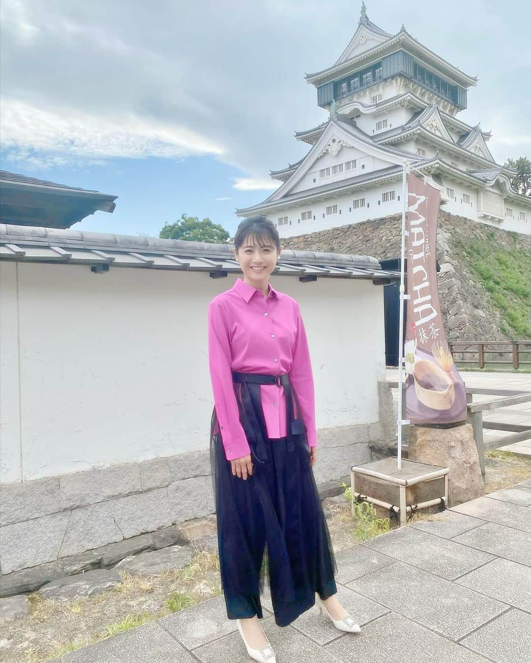 松尾依里佳さんのインスタグラム写真 - (松尾依里佳Instagram)「🏯✨  九州の玄関口である北九州は 実際に訪れてみて魅力がいっぱい！  以前掲載された ネオジャパンさまのグループウェア desknet's NEOユーザーさま訪問では 北九州市役所さまにお伺いしました！  市役所のすぐそばにある 細川忠興公ゆかりの小倉城は CNN Travelで以前 「2019年に訪れるべき19の場所」として 福岡県が挙げられた際に 「（外国人観光客に）あまり知られていない 　訪れるべき場所の一つ」 と紹介されたほどの名所🏯  なんとOECD（経済開発協力機構）が選定する 「SDGs推進に向けた世界のモデル都市」として アジアで初めて選ばれたのが 北九州市さまなのです！  市役所の隣の勝山公園を歩くと 便利な市街地なのにとっても広々としていて 地域のお子さんたちが伸び伸びと遊んでいて 子育てしやすそうなまちだなと感じました☺️  市民の方々の「住みやすさ」を支える 市職員のみなさまの情報共有に desknet's NEOをご活用いただき とても嬉しく感じています✨  撮影時にはネジチョコなどの 名産品をたくさんいただき みなで美味しくいただきました💕  記事をお読みくださったみなさま ありがとうございました🧡  ピンクシャツ @theory_jp  ワイドパンツ @rawfudge_official  イヤリング @grossejapan 靴 @randa_pic  #ネオジャパン さま #グループウェア #デスクネッツネオ #ユーザーさま訪問 #北九州市役所 さま」12月11日 10時19分 - erika.matsuo