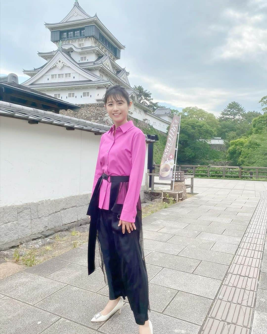 松尾依里佳のインスタグラム：「🏯✨  九州の玄関口である北九州は 実際に訪れてみて魅力がいっぱい！  以前掲載された ネオジャパンさまのグループウェア desknet's NEOユーザーさま訪問では 北九州市役所さまにお伺いしました！  市役所のすぐそばにある 細川忠興公ゆかりの小倉城は CNN Travelで以前 「2019年に訪れるべき19の場所」として 福岡県が挙げられた際に 「（外国人観光客に）あまり知られていない 　訪れるべき場所の一つ」 と紹介されたほどの名所🏯  なんとOECD（経済開発協力機構）が選定する 「SDGs推進に向けた世界のモデル都市」として アジアで初めて選ばれたのが 北九州市さまなのです！  市役所の隣の勝山公園を歩くと 便利な市街地なのにとっても広々としていて 地域のお子さんたちが伸び伸びと遊んでいて 子育てしやすそうなまちだなと感じました☺️  市民の方々の「住みやすさ」を支える 市職員のみなさまの情報共有に desknet's NEOをご活用いただき とても嬉しく感じています✨  撮影時にはネジチョコなどの 名産品をたくさんいただき みなで美味しくいただきました💕  記事をお読みくださったみなさま ありがとうございました🧡  ピンクシャツ @theory_jp  ワイドパンツ @rawfudge_official  イヤリング @grossejapan 靴 @randa_pic  #ネオジャパン さま #グループウェア #デスクネッツネオ #ユーザーさま訪問 #北九州市役所 さま」