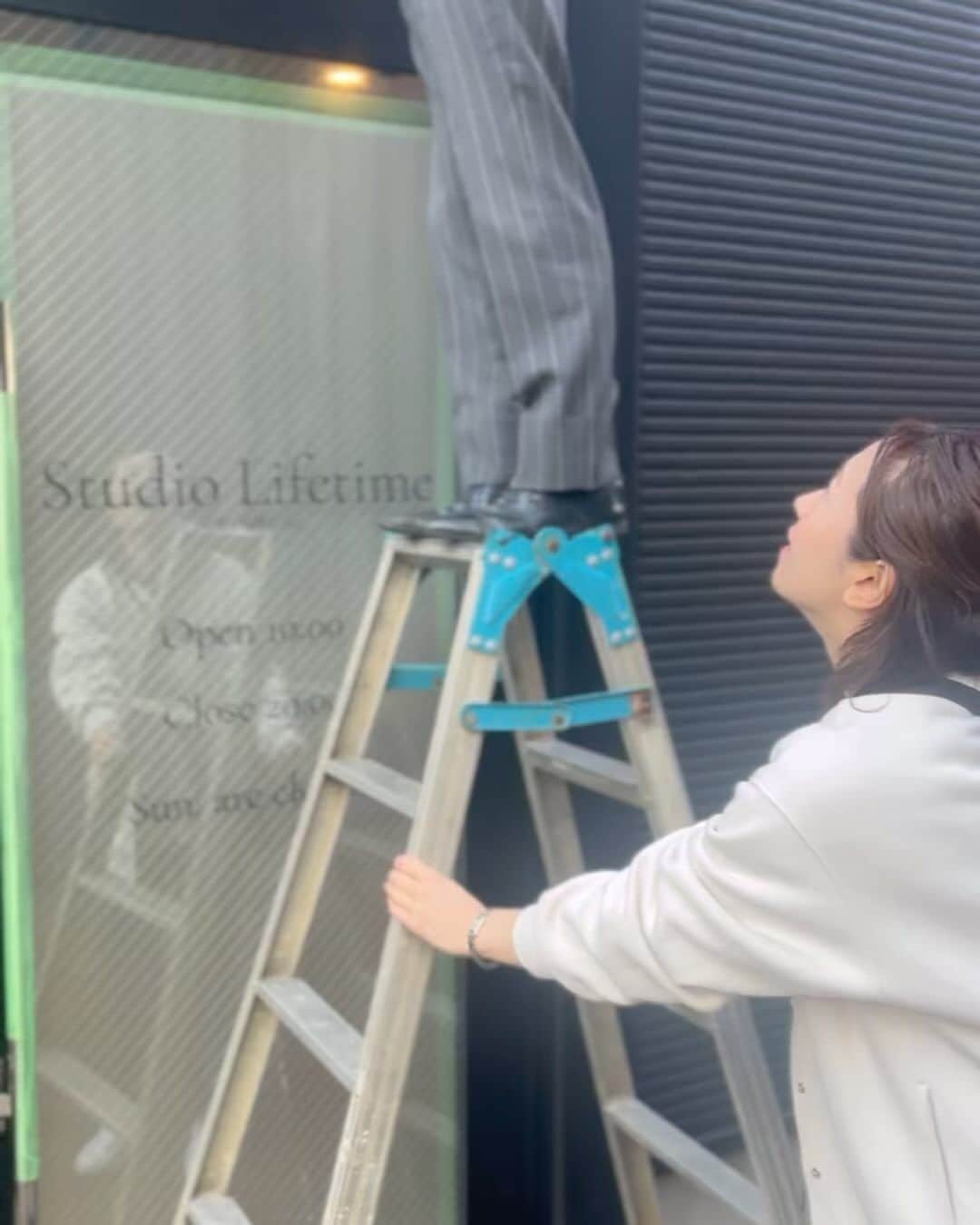 松本莉緒のインスタグラム：「店舗サイン位置&カラー決め🔥 ⁡ ⁡ slowの正式屋号は、 " 𝘀𝗹𝗼𝘄 "𝗽𝗲𝗮𝗰𝗲𝗯𝗲𝗿𝗴 𝘀𝘁𝘆𝗹𝗲 𝘆𝗼𝗴𝗮 𝘀𝘁𝘂𝗱𝗶𝗼 𝗡𝗶𝗶𝗴𝗮𝘁𝗮 🩷 ⁡ ⁡ この日は悩みに悩んでいた店舗屋号の位置や 背景のカラー決め〆切。 ⁡ ⁡ 絶大信頼の建築デザイン袴田さん @hiroki_hakamada のアドバイスを元にピンクライトグレージュの背景カラーに決定🚩 ( 袴田さんは今海老名に出来る商業施設のトータルデザインを任されています‼︎ 新潟ビルボのユナイテッドアローズの店舗デザインも袴田さんです😳)  ⁡ ⁡ ほんっとう悩んだ背景カラー。 寒色系のライトグレーと迷いに迷い 遠目から近くから、色んな角度から、 太陽の光具合とかまで色々見て決めました‼️ ⁡ ⁡ 悩むまで時間かかるけど 決めると行動まで早いタイプ。 後悔ありません🫡🩷 ⁡ ⁡ slowの位置も悩みましたが、 歩道側から見て見やすい方に決定✨✨ ⁡ ⁡ そして少し奥まった場所に位置するテナントなので、 分かりやすくslowを光らせる事にしました❄️🩷✨🎉 ⁡ ⁡ 正真正銘、直筆で書いた スロー字体‼︎ 光る事になるなんて😭‼︎ これもクラファンでご支援下さった皆さんのおかげです🥹🙏🏻✨ ⁡ ⁡ 3/3 のプレオープンday💐 3/9 のグランドオープンday🎉 皆さまにいらして頂いた時、 一緒に感動頂ける事を夢見て✨ 引き続き頑張ります❣️❣️ ⁡ ⁡ ※ Google Map から 「𝘀𝗹𝗼𝘄 𝗽𝗲𝗮𝗰𝗲𝗯𝗲𝗿𝗴 𝘀𝘁𝘆𝗹𝗲 𝘆𝗼𝗴𝗮 𝘀𝘁𝘂𝗱𝗶𝗼 𝗡𝗶𝗶𝗴𝗮𝘁𝗮」 で場所を検索頂けます🔍 オープン前から沢山の検索ありがとうございます🥹🙏🏻🩷 ⁡ ⁡ #松本莉緒 #slowyogastudio @peaceberg_style slow news 見逃さないようにハッシュタグフォローお願いします♡ / 会社アカウントからはメンバー活動も報告しています♡」