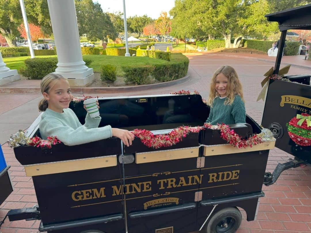 A.J.さんのインスタグラム写真 - (A.J.Instagram)「What a great day with my babies at Sherwood today! Santa, sleds, snowball fights! Not to mention both my girls first driving lessons. (In a golf cart) for the record! Ha. Happy holidays to all!!」12月11日 10時17分 - aj_mclean