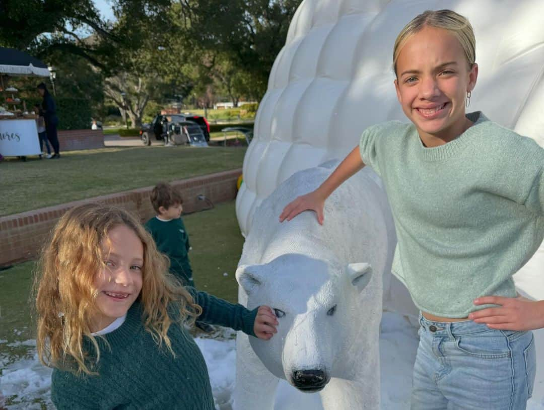 A.J.さんのインスタグラム写真 - (A.J.Instagram)「What a great day with my babies at Sherwood today! Santa, sleds, snowball fights! Not to mention both my girls first driving lessons. (In a golf cart) for the record! Ha. Happy holidays to all!!」12月11日 10時17分 - aj_mclean