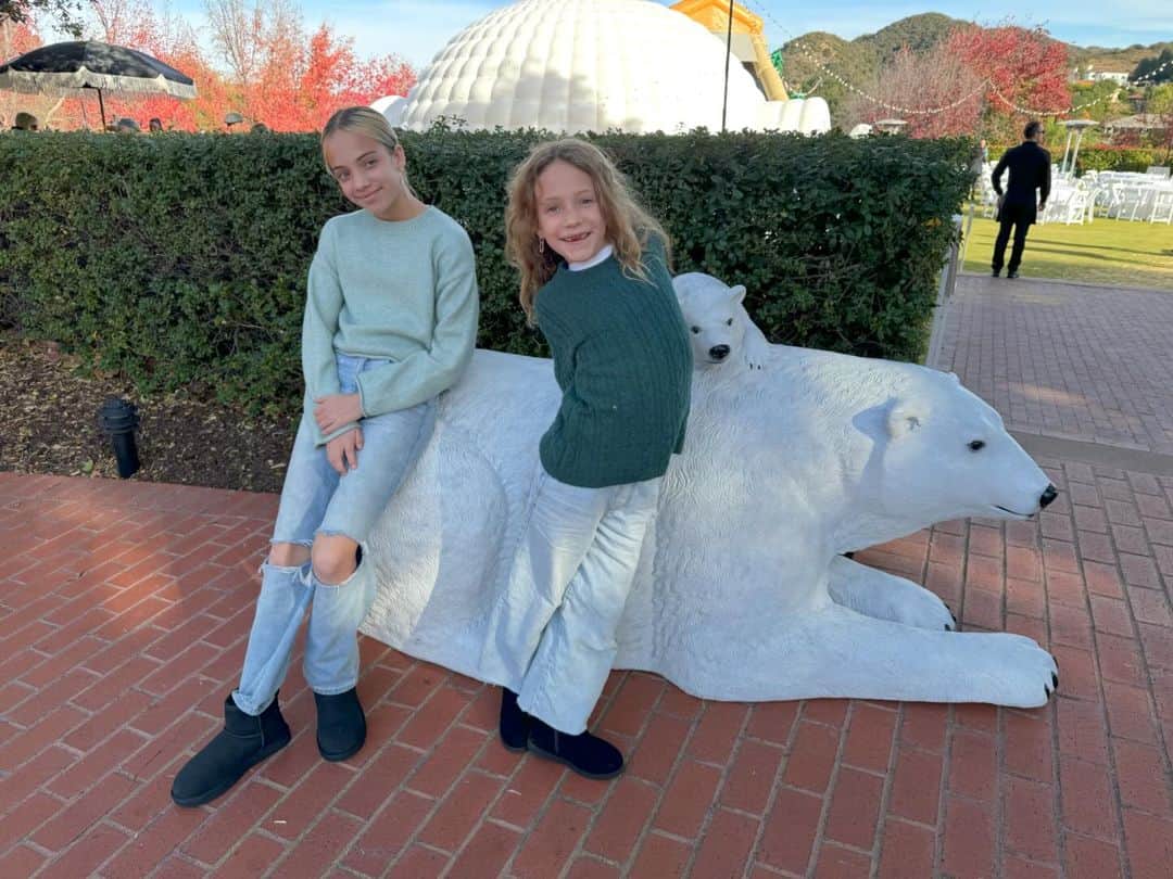 A.J.さんのインスタグラム写真 - (A.J.Instagram)「What a great day with my babies at Sherwood today! Santa, sleds, snowball fights! Not to mention both my girls first driving lessons. (In a golf cart) for the record! Ha. Happy holidays to all!!」12月11日 10時17分 - aj_mclean