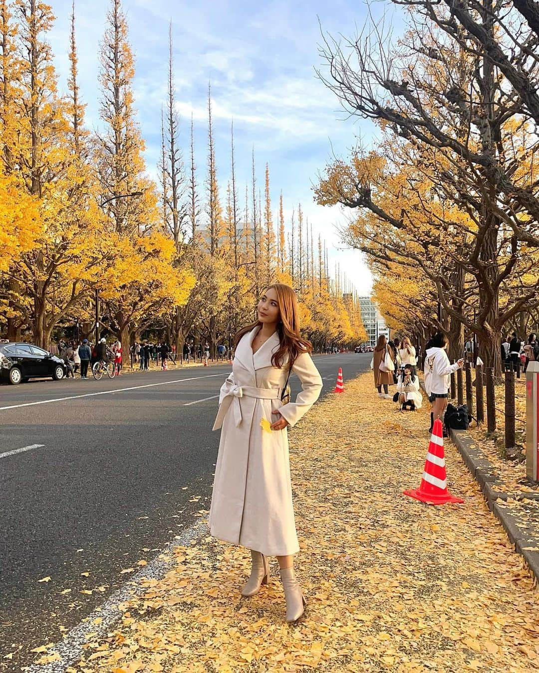 エリカ・セイラさんのインスタグラム写真 - (エリカ・セイラInstagram)「Gingko leaves carpet💛  #いちょう並木 #イチョウ並木 #銀杏並木 #外苑前いちょう並木 #いちょう並木 #gingko #紅葉 #紅葉狩り #紅葉スポット #外苑前 #青山 #青山一丁目 #gingkoleaves #autumnleaves #インフルエンサー #お出かけスポット #インスタ映え #ロングコート #フォトスポット #ニットワンピース #冬コーデ #白コーデ #ホワイトコーデ #東京カメラ部 #外苑いちょう並木 #港区おでかけスポット #tokyo #tokyojapan #japantravel #tokyophotography #tokyotrip」12月11日 10時18分 - erica_sarah_