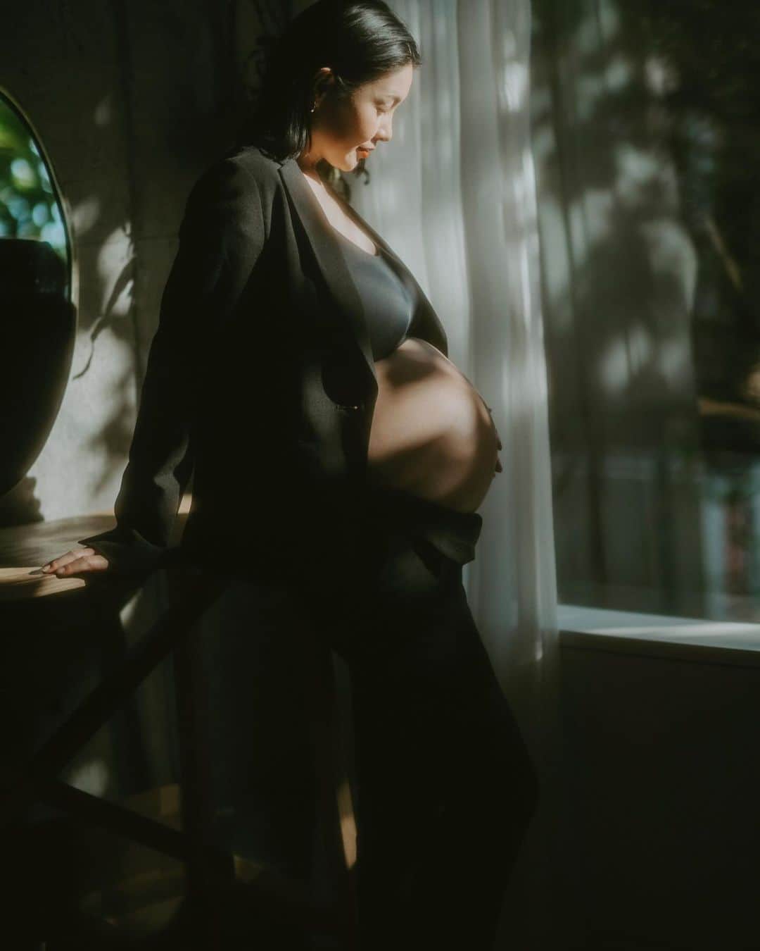 日下裕江のインスタグラム：「✼••┈maternity photo black solo version┈••✼  ソロでもモダンシックな雰囲気で 撮ってくださいました🖤  @noren.ange さん有難うございます。  どちらのテイストもそれぞれ凄く素敵✨ この貴重な瞬間を収められて本当に良かったです。  #マタニティフォト #妊婦フォト #貴重な瞬間 #ブラック #maternityphotography #maternityshoot #shooting #blackversion #photoby #norenange #ange #photo #photography」