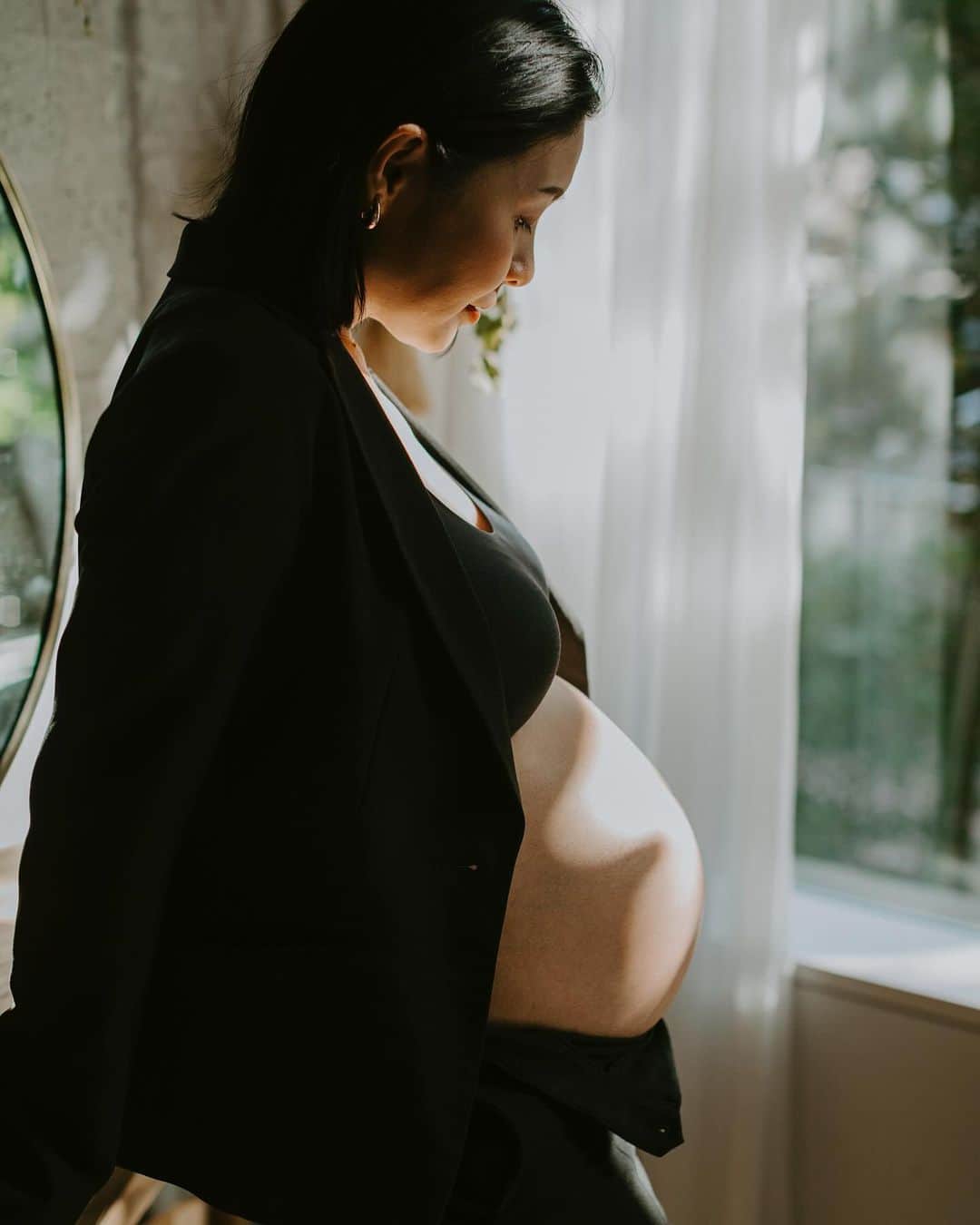 日下裕江さんのインスタグラム写真 - (日下裕江Instagram)「✼••┈maternity photo black solo version┈••✼  ソロでもモダンシックな雰囲気で 撮ってくださいました🖤  @noren.ange さん有難うございます。  どちらのテイストもそれぞれ凄く素敵✨ この貴重な瞬間を収められて本当に良かったです。  #マタニティフォト #妊婦フォト #貴重な瞬間 #ブラック #maternityphotography #maternityshoot #shooting #blackversion #photoby #norenange #ange #photo #photography」12月11日 10時21分 - hiroe___h