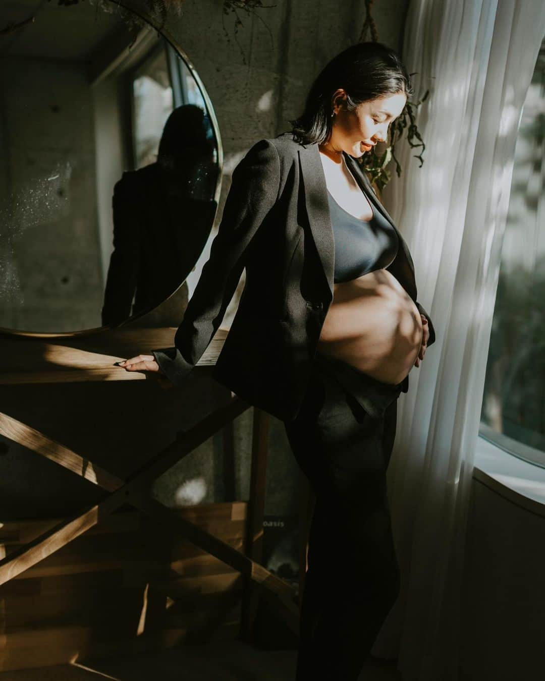 日下裕江さんのインスタグラム写真 - (日下裕江Instagram)「✼••┈maternity photo black solo version┈••✼  ソロでもモダンシックな雰囲気で 撮ってくださいました🖤  @noren.ange さん有難うございます。  どちらのテイストもそれぞれ凄く素敵✨ この貴重な瞬間を収められて本当に良かったです。  #マタニティフォト #妊婦フォト #貴重な瞬間 #ブラック #maternityphotography #maternityshoot #shooting #blackversion #photoby #norenange #ange #photo #photography」12月11日 10時21分 - hiroe___h