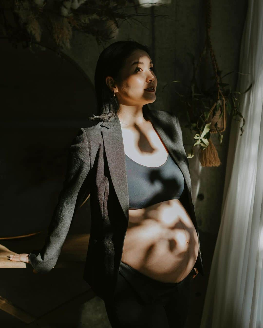 日下裕江さんのインスタグラム写真 - (日下裕江Instagram)「✼••┈maternity photo black solo version┈••✼  ソロでもモダンシックな雰囲気で 撮ってくださいました🖤  @noren.ange さん有難うございます。  どちらのテイストもそれぞれ凄く素敵✨ この貴重な瞬間を収められて本当に良かったです。  #マタニティフォト #妊婦フォト #貴重な瞬間 #ブラック #maternityphotography #maternityshoot #shooting #blackversion #photoby #norenange #ange #photo #photography」12月11日 10時21分 - hiroe___h