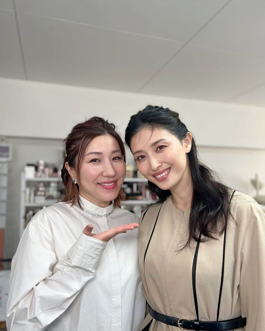 橋本マナミさんのインスタグラム写真 - (橋本マナミInstagram)「同じ山形出身の人気ヘアメイクアップアーティスト　長井かおりさんのYouTubeに遊びに行ってきました🥰クリスマスシーズンにぴったりなお出かけメイクを教えてもらいましたぁ😊女子会にもぴったり！！山形トークもできて楽しかった💓 長井かおりさんのYouTube 長井かおりのおしゃべりメイクボックスを検索してみてね！！ #山形　#ヘアメイク　#長井かおり　さん　#長井かおりのおしゃべりメイクボックス  #YouTube」12月11日 10時24分 - manami84808