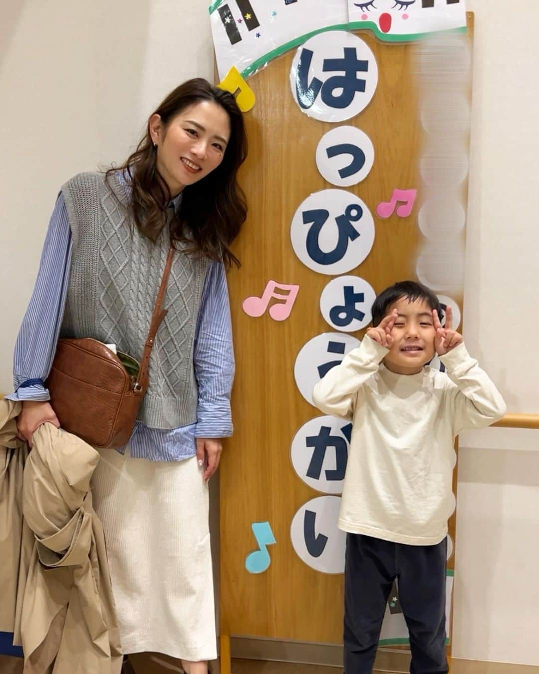 藤田志穂さんのインスタグラム写真 - (藤田志穂Instagram)「保育園、最後の発表会お疲れ様でした☺️👏 ・ 昨年に続き、ステージに出てきたと思いきや「エルエルエルエル、エルステップ！」と謎にCMの真似をし続けて、お友達に注意されてたり🙄 ・ 相変わらず、子鉄ワールド満載な発表会で何より😂🫶 ・ 保育園での最後の発表会だから、涙が止まらないのかと思いきや、そんな子鉄のエルステップで全然泣けなかった🤣 ・ むしろ ずっと一緒だったお友達みんなの成長に感動したなぁ🥹✨ ・ どうして「エルステップのCMの真似したの？」と聞くと「皆んなが面白いかな〜と思って！」だって🙄 ・ 去年も同じ事言ってたなぁ😂 ・ とは言え、初めての発表会は1人だけ先生に抱っこされならがらギャン泣きだった頃に比べたら。。。本当に立派なステージでした☺️👏 ・ 保育園での行事ごとが、どんどん残り少なくなってきて、いよいよ小学生準備か。。。🥺 ・ #保育園最後の発表会  #お疲れ様 #ところで #エルステップ #何でやねん 😂 #音楽付けられてビックリ（笑） #小学生準備 #本当になれるのか」12月11日 10時26分 - shiho_fujita44