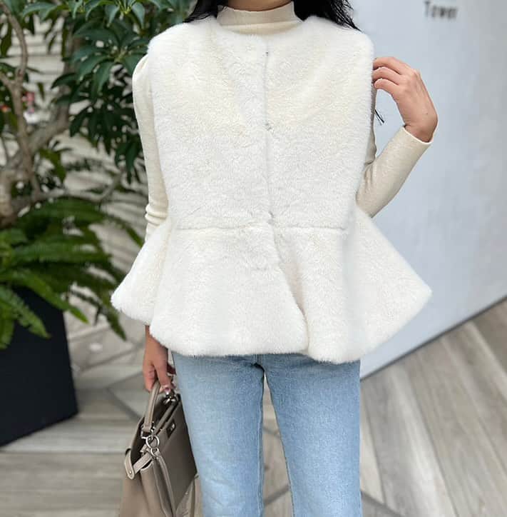 Mode Robeのインスタグラム：「* * NEW item...✔︎ * ペプラムファーベスト/2カラー 【mr5616】 black,ivory * * * #MODEROBE #韓国女優ファッション」