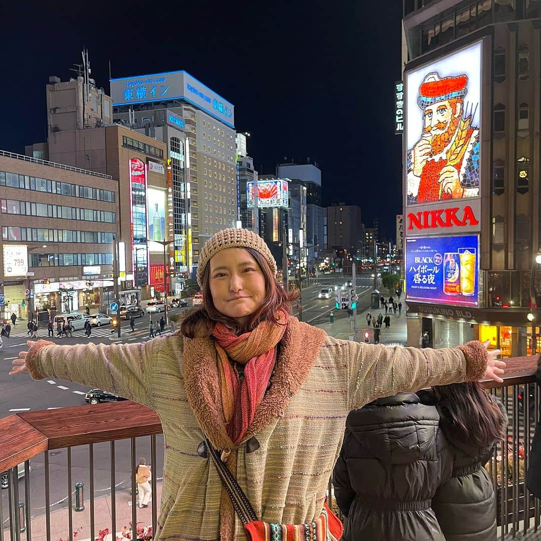 アンジェラ佐藤さんのインスタグラム写真 - (アンジェラ佐藤Instagram)「おはようございます(寝坊した) 今日はココノススキノのミッドアルファスタジオで、アンジェラの大食いザマスよ。 12時からココノススキノのご馳走食べまくるザマス。 今日は何食べるんだべかな？楽しみすぎる！！(∩´∀｀)∩ﾜｰｲ  ちなみに…  #ココノススキノ  #ミッドアルファスタジオ   #アンジェラ佐藤   でSNS投稿してくれたら感激してイイネ押しに行きますよ〜笑 みんなココノススキノ遊びに来てね〜  ＊毛穴が見える距離でガブリ付きで見るも良し ＊通りすがりにチラ見するも良し ＊待ち合わせの1、2分ぼんやり見るもよし ＊ついでに写真なんか撮ってくれると涙ちょちょ切れ ＊ちなみにこの写真はココノススキノの展望ブースで撮影しとるよ ＊アンジェラの食べてる食材が気になったらソッコーで売り場へGOヒロミGO ＊アンジェラ佐藤のもぐもぐタイムは12時から14時までやってるよ」12月11日 10時29分 - angela_satou