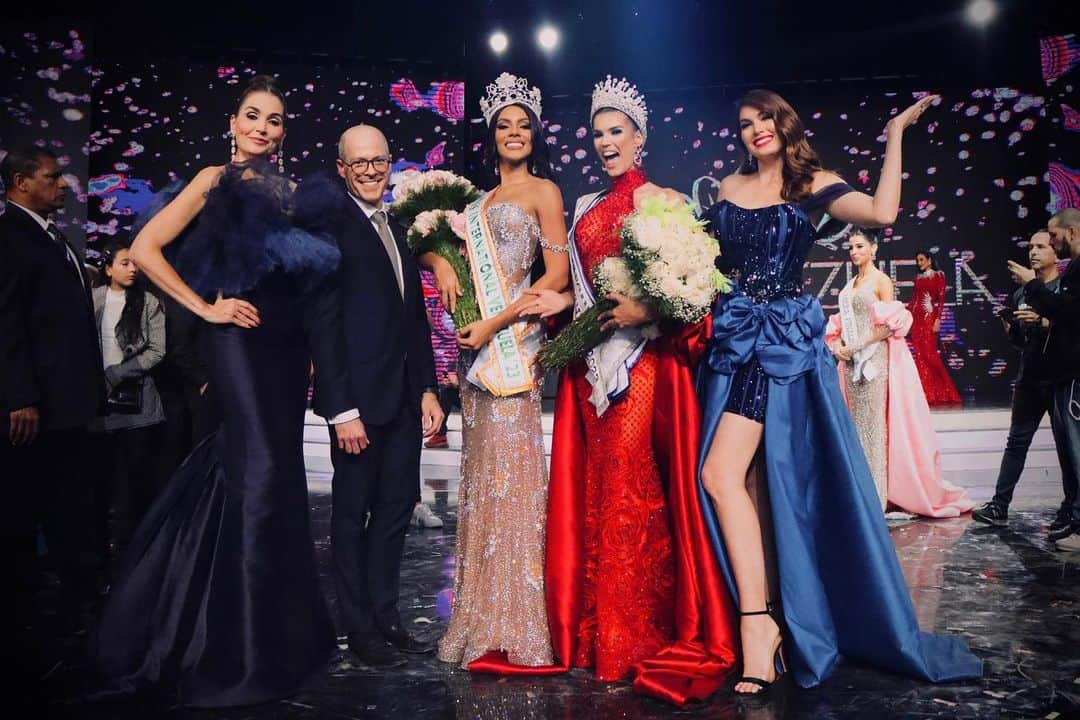 María Gabriela Isler Moralesさんのインスタグラム写真 - (María Gabriela Isler MoralesInstagram)「¡La #TemporadaDeLaBelleza2023 @missvenezuela ha llegado oficialmente a su fin con un show espectacular que se vio en el mundo entero! 🌎   Quiero expresar mi admiración hacia el equipo de producción de @venevision @cisnerosmedia, quienes hicieron posible no solo la noche más linda de Venezuela 🇻🇪, sino también todo el contenido multiplataforma que se preparó durante meses y que miles de personas han disfrutado.   Además, mi reconocimiento y cariño va a cada profesional que contribuyó al éxito de cada actividad, clase, aparición o desafío, una preparación de más de tres meses para nuestras Misses, donde no todo es televisión: la logística diaria es un reto que se debe honrar y valorar ⭐️.  ¿Sabías que se requieren alrededor de 300 personas para llevar a cabo un evento como el Miss Venezuela? 👀  Cientos de profesionales han trabajado arduamente durante meses para brindarle a Venezuela una temporada de belleza de alta calidad 🔝; es por eso que me siento sumamente honrada de formar parte de este talentoso, apasionado y comprometido grupo de trabajo, que ha entregado su tiempo, talento y corazón al Miss Venezuela 👑.   Gracias especiales a @ninasicilia por liderar a nuestro valioso equipo. Sin cada una de las personas que lo integran, nada de esto sería posible 👏🏻.   A nuestras nuevas reinas: ¡Enhorabuena! ✨ Felicitaciones @ileanamarquezpedroza y @sakraguerrero 🙌🏻, escribirán su historia en las filas del certamen y estaremos junto a ustedes para guiarlas en este camino de nuevas alegrías para Venezuela 🫶🏼.  Fotos @victorguillenph ✨ Gracias @giovanniscutarodesigner por mi vestido」12月11日 10時30分 - gabrielaisler