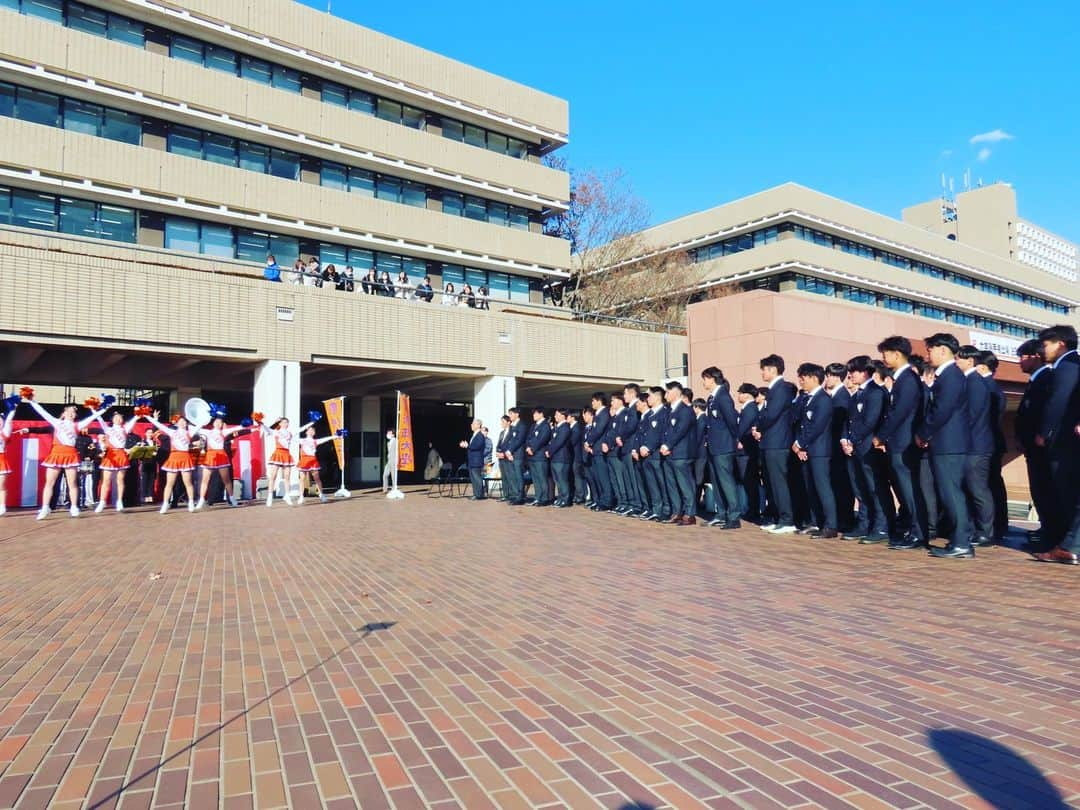 法政大学のインスタグラム：「#箱根駅伝 に出場する陸上競技部駅伝チームと、6年ぶりに #大学選手権 に出場するラグビー部への合同壮行会を多摩キャンパスの円芝で実施しました！ 多くの学生、教職員が見守り、最後は応援団から両部へエールを贈り、皆で肩を組んで校歌斉唱しました！ ラグビー部の大学選手権初戦（対早稲田大学）は12月17日（日）！ 駅伝チームの箱根駅伝は1月2日（火）、3日（水）！ みなさま応援よろしくお願いします！  #法政大学 #法政 #大学 #春から法政 #春から大学生 #受験生 #多摩 #キャンパスライフ #大学生活 #駅伝 #陸上部 #ラグビー #HOSEI #hoseiuniversity #hosei #university #student #campuslife」