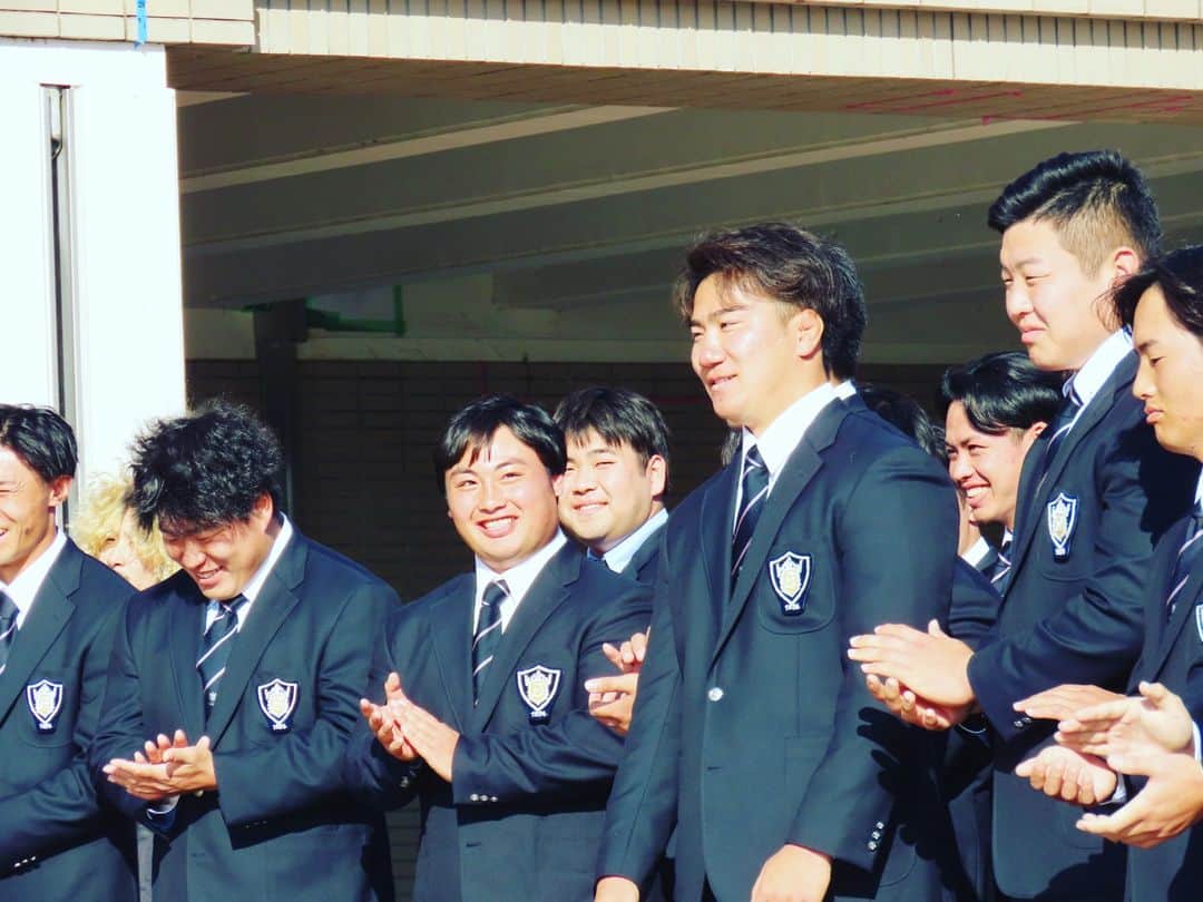 法政大学さんのインスタグラム写真 - (法政大学Instagram)「#箱根駅伝 に出場する陸上競技部駅伝チームと、6年ぶりに #大学選手権 に出場するラグビー部への合同壮行会を多摩キャンパスの円芝で実施しました！ 多くの学生、教職員が見守り、最後は応援団から両部へエールを贈り、皆で肩を組んで校歌斉唱しました！ ラグビー部の大学選手権初戦（対早稲田大学）は12月17日（日）！ 駅伝チームの箱根駅伝は1月2日（火）、3日（水）！ みなさま応援よろしくお願いします！  #法政大学 #法政 #大学 #春から法政 #春から大学生 #受験生 #多摩 #キャンパスライフ #大学生活 #駅伝 #陸上部 #ラグビー #HOSEI #hoseiuniversity #hosei #university #student #campuslife」12月11日 10時46分 - hosei_university