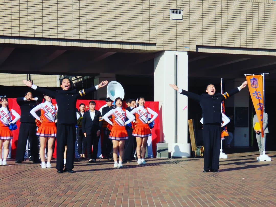 法政大学さんのインスタグラム写真 - (法政大学Instagram)「#箱根駅伝 に出場する陸上競技部駅伝チームと、6年ぶりに #大学選手権 に出場するラグビー部への合同壮行会を多摩キャンパスの円芝で実施しました！ 多くの学生、教職員が見守り、最後は応援団から両部へエールを贈り、皆で肩を組んで校歌斉唱しました！ ラグビー部の大学選手権初戦（対早稲田大学）は12月17日（日）！ 駅伝チームの箱根駅伝は1月2日（火）、3日（水）！ みなさま応援よろしくお願いします！  #法政大学 #法政 #大学 #春から法政 #春から大学生 #受験生 #多摩 #キャンパスライフ #大学生活 #駅伝 #陸上部 #ラグビー #HOSEI #hoseiuniversity #hosei #university #student #campuslife」12月11日 10時46分 - hosei_university