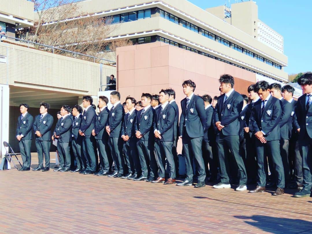 法政大学さんのインスタグラム写真 - (法政大学Instagram)「#箱根駅伝 に出場する陸上競技部駅伝チームと、6年ぶりに #大学選手権 に出場するラグビー部への合同壮行会を多摩キャンパスの円芝で実施しました！ 多くの学生、教職員が見守り、最後は応援団から両部へエールを贈り、皆で肩を組んで校歌斉唱しました！ ラグビー部の大学選手権初戦（対早稲田大学）は12月17日（日）！ 駅伝チームの箱根駅伝は1月2日（火）、3日（水）！ みなさま応援よろしくお願いします！  #法政大学 #法政 #大学 #春から法政 #春から大学生 #受験生 #多摩 #キャンパスライフ #大学生活 #駅伝 #陸上部 #ラグビー #HOSEI #hoseiuniversity #hosei #university #student #campuslife」12月11日 10時46分 - hosei_university