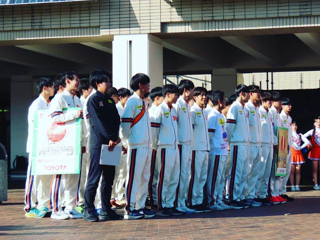 法政大学さんのインスタグラム写真 - (法政大学Instagram)「#箱根駅伝 に出場する陸上競技部駅伝チームと、6年ぶりに #大学選手権 に出場するラグビー部への合同壮行会を多摩キャンパスの円芝で実施しました！ 多くの学生、教職員が見守り、最後は応援団から両部へエールを贈り、皆で肩を組んで校歌斉唱しました！ ラグビー部の大学選手権初戦（対早稲田大学）は12月17日（日）！ 駅伝チームの箱根駅伝は1月2日（火）、3日（水）！ みなさま応援よろしくお願いします！  #法政大学 #法政 #大学 #春から法政 #春から大学生 #受験生 #多摩 #キャンパスライフ #大学生活 #駅伝 #陸上部 #ラグビー #HOSEI #hoseiuniversity #hosei #university #student #campuslife」12月11日 10時46分 - hosei_university