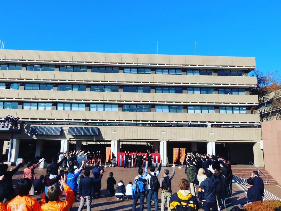 法政大学さんのインスタグラム写真 - (法政大学Instagram)「#箱根駅伝 に出場する陸上競技部駅伝チームと、6年ぶりに #大学選手権 に出場するラグビー部への合同壮行会を多摩キャンパスの円芝で実施しました！ 多くの学生、教職員が見守り、最後は応援団から両部へエールを贈り、皆で肩を組んで校歌斉唱しました！ ラグビー部の大学選手権初戦（対早稲田大学）は12月17日（日）！ 駅伝チームの箱根駅伝は1月2日（火）、3日（水）！ みなさま応援よろしくお願いします！  #法政大学 #法政 #大学 #春から法政 #春から大学生 #受験生 #多摩 #キャンパスライフ #大学生活 #駅伝 #陸上部 #ラグビー #HOSEI #hoseiuniversity #hosei #university #student #campuslife」12月11日 10時46分 - hosei_university