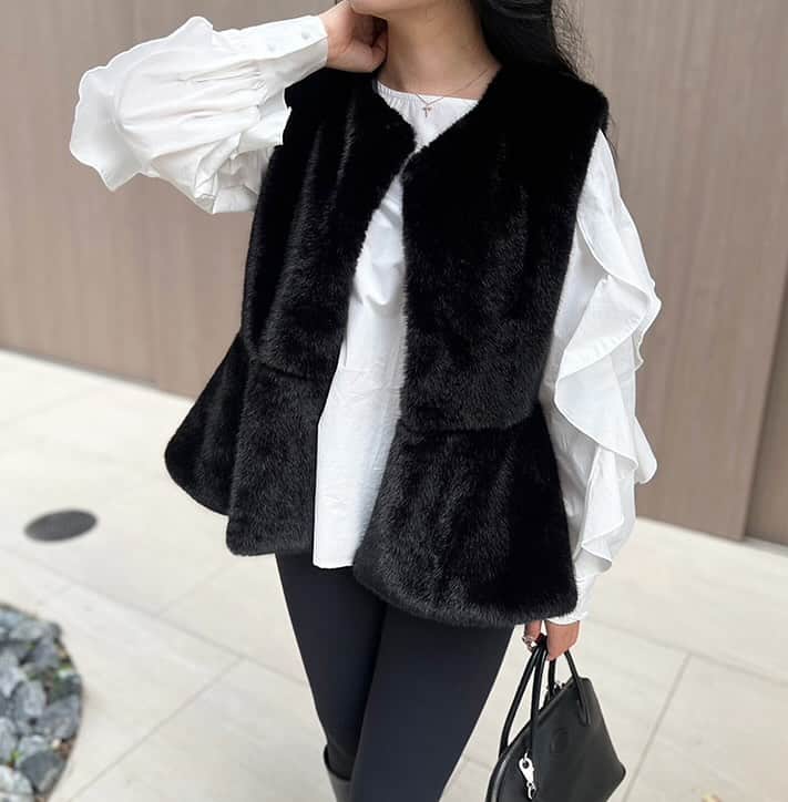 Mode Robeのインスタグラム：「* * NEW item...✔︎ * ペプラムファーベスト/2カラー 【mr5616】 black,ivory * * * #MODEROBE #韓国女優ファッション」