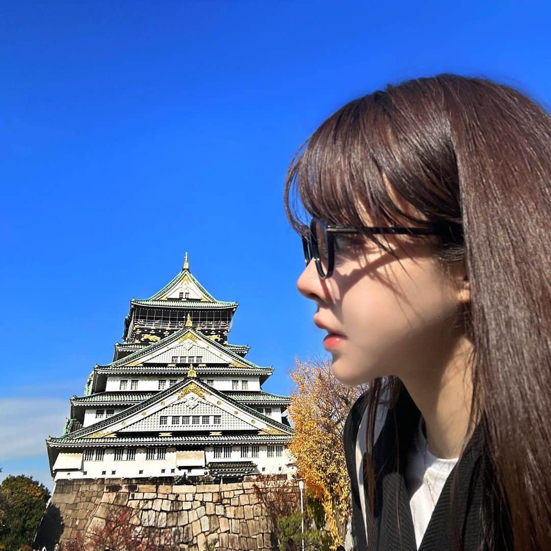 チョ・ミニョンのインスタグラム：「#오사카성 🇯🇵 이랑 듀엣 성공 #혼자여행 하시는분들 살짝 뒤에서 피사체 잡고 셀카 찍으시면, 자연스럽게 쳐다보는 샷 완성 🫶🏻」