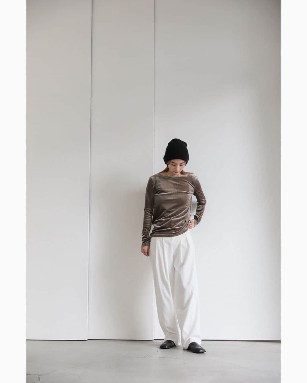 moca さんのインスタグラム写真 - (moca Instagram)「12/12 new itme . No.20001268 ベロアボートネックロンT【自社サイト限定】  トレンド感溢れるベロアトップス。  デコルテが見えるゆったりとしたボートネックデザインと 華奢な袖のシルエットが女性らしさを演出。  身幅はぴたっとしすぎることなくゆとりがあり、 さらっとした肌あたりの裏地で着心地も抜群です。  スカートを合わせればドレッシーなキレイめスタイリングに、 ビーニーやサングラス、ルーズなパンツなど合わせれば 今年らしいメンズライクなスタイリングに仕上がります。  組み合わせるアイテム次第で様々なコーディネートを楽しんで頂ける 旬なアイテムです。  price : 4,400yen (＋tax in) color : ashgray/black model : ashgray158cm/black160cm  #selectmoca #セレクトモカ」12月11日 18時55分 - selectmoca