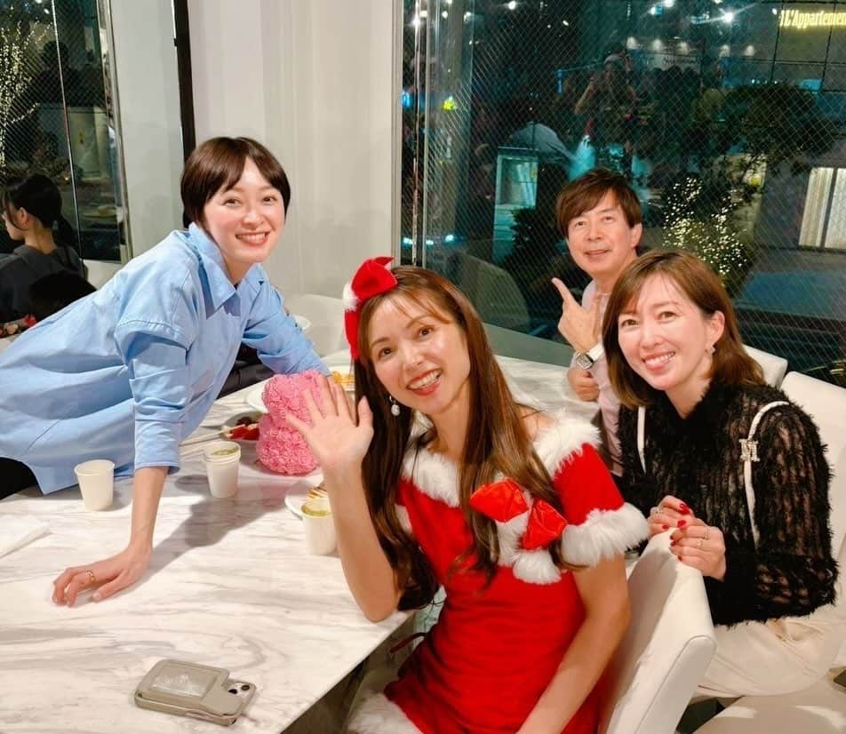 市井紗耶香さんのインスタグラム写真 - (市井紗耶香Instagram)「クリスマス🎄パーティー♥️  大好きなまゆみさん @muroya_mayumi にお声がけいただきクリスマスパーティー参加しました🕊️✨ ふんだんに散りばめられたお野菜の宝石たち💎 目からも美しく美味しさも格別で次女は目をキラキラさせてたよ🥰  同じテーブルだった余語さん @yogo_keiichi  はじめまして♡のじゅんじゅん @junjun.rawbeauty ☺️  素敵な出逢いのきっかけもまゆみさんの愛のおかげ🥰 楽しいクリスマスパーティーでした♥️  #クリスマスパーティー #クリスマス」12月11日 10時55分 - sayakaichii