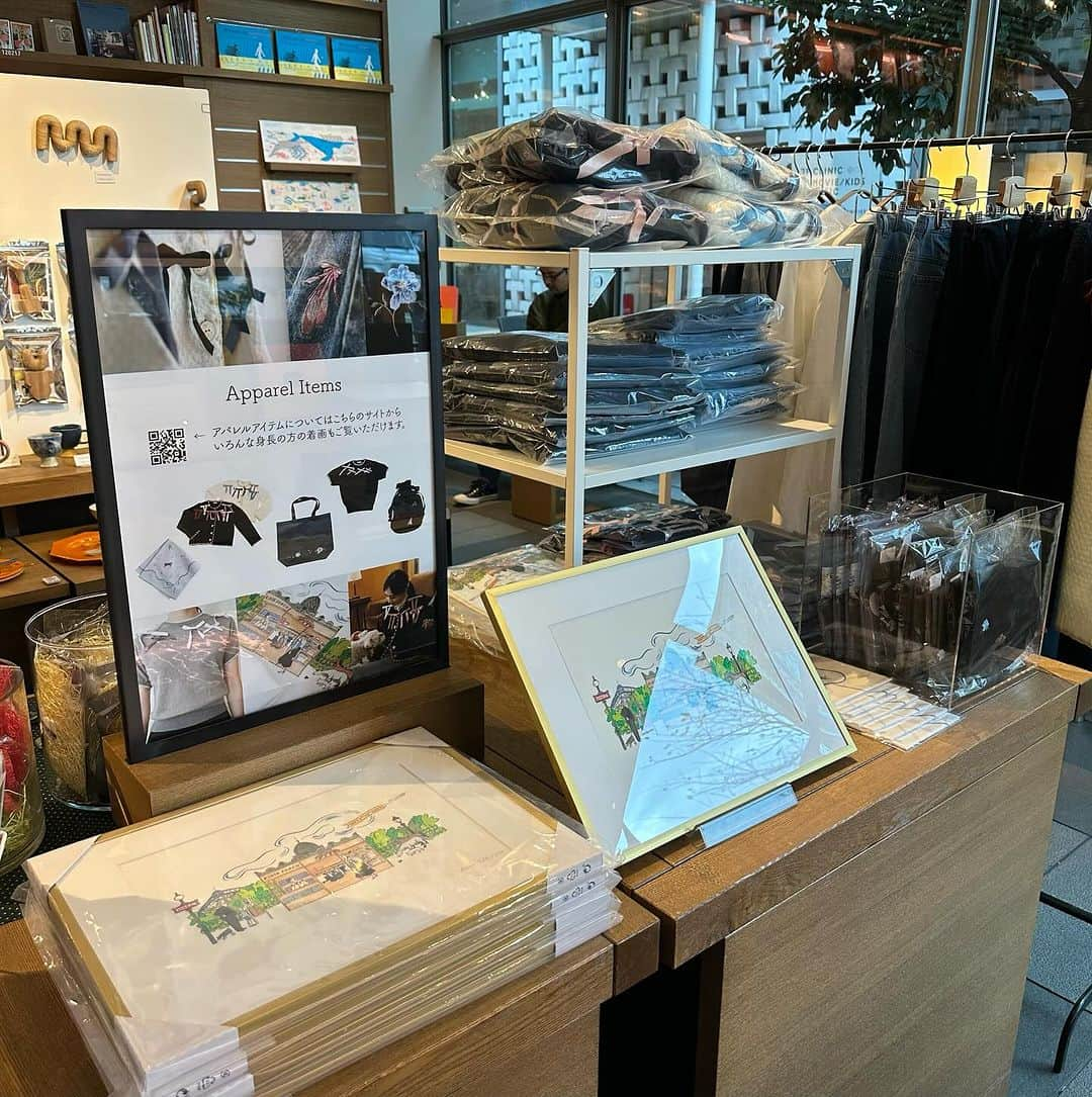 代官山 蔦屋書店　DAIKANYAMA T-SITEさんのインスタグラム写真 - (代官山 蔦屋書店　DAIKANYAMA T-SITEInstagram)「【フェア】foxco Christmas Market 2023  本日より、イラストレーターfoxco（フォクスコ）が 代官山 蔦屋書店 2号館1階 建築デザインフロアにて ”foxco Christmas Market 2023” を開催中🎄✨  会場ではテーマにちなんだクリスマスマーケットをイメージし、foxco自身が企画・デザインしたオリジナルのアイテムを特別なギフトラッピングをして販売いたします🎁💚  展開するのは、リボンをあしらったカーディガン、セーター、バレリーナや白鳥などのイラストがさりげなく刺繍されたジーンズやスカートなど、冬に着回しやすいアイテムたちです🦢💭🩰  ポーチやトートバッグ、ヘアアクセサリーに加えてギフトに添えるクリスマスカードや2024年のカレンダーも販売予定です。  ＼商品一覧はこちら✨／ ■アパレルアイテム ・カーディガン：ネイビーとホワイト2色展開 フリーサイズ ・ロンT：S/Mサイズ　 ・ジーンズ：S/M/Lサイズ　 ・スカート：S/M/Lサイズ　 ・ハーフスリーブ：グレーとネイビー2色展開 S/M/Lサイズ ・トートバッグ ・ミニバッグ  ■ヘアアクセサリー ・リボンバレッタ：ネイビー×ピンク、ブルー×グレー 2色展開　 ・リボンヘアピン（2個セット）：ネイビー×ピンク、ブルー×グレー 2色展開　 ・ヘアピンアセテート（2個セット）  ■ペーパーアイテム ・グリーティングカード： 　└マラケシュシリーズ 5絵柄（女性たち / 動物 / ロバ / Thank you / 夜空）　 　└マラケシュセット(5絵柄を1枚ずつセット)　 　└ダンスシリーズ 5絵柄（Bright Future Ahead / Gland Palais / Merci / Pas de quatre / Night Paris） 　└ダンスセット(5絵柄を1枚ずつセット)　 　└クリスマスballet 　└クリスマスカードanimal ・ポップアップカード ・ステッカー ・イラスト（複製原画） ・カレンダー（2024） ・ぽち袋 3種類セット（2024）  ■その他 ・ヘアタイ ・ハンカチ  ※以下の商品は今後の販売が予定されておらず、今回の在庫限りの商品となります。 ・ミニバッグ ・ハンカチ  【取扱情報】 予約：不可 取り置き：不可 代引き販売：不可 代官山 蔦屋書店EC販売：無し  【foxco（フォクスコ）】 ロンドンを拠点に活動するイラストレーター。旅先などで出会う、人や動物、コト・モノから感じとる「心が躍る瞬間」をインスピレーション源に、彩りあふれる世界観で表現する。 愛犬や動物たちの自然な様子や、時代のムードを敏感につかみながら描く。ファッション性のあるイラストが特徴。オリジナルワークをはじめ、広告や雑誌、ブランドコラボレーションなど、国内外問わず幅広いフィールドで活動中。  foxco IG： @foxco_kaori foxcoshop：foxcoshop.com  #代官山蔦屋書店 #代官山tsite #daikanyamatsite #daikanyamatsutaya #daikanyamatsutayabooks #foxco #foxcoChristmasMarket #クリスマスマーケット #クリスマスギフト #クリスマスマーケット2023 #フォクスコ」12月11日 10時51分 - daikanyama.tsutaya