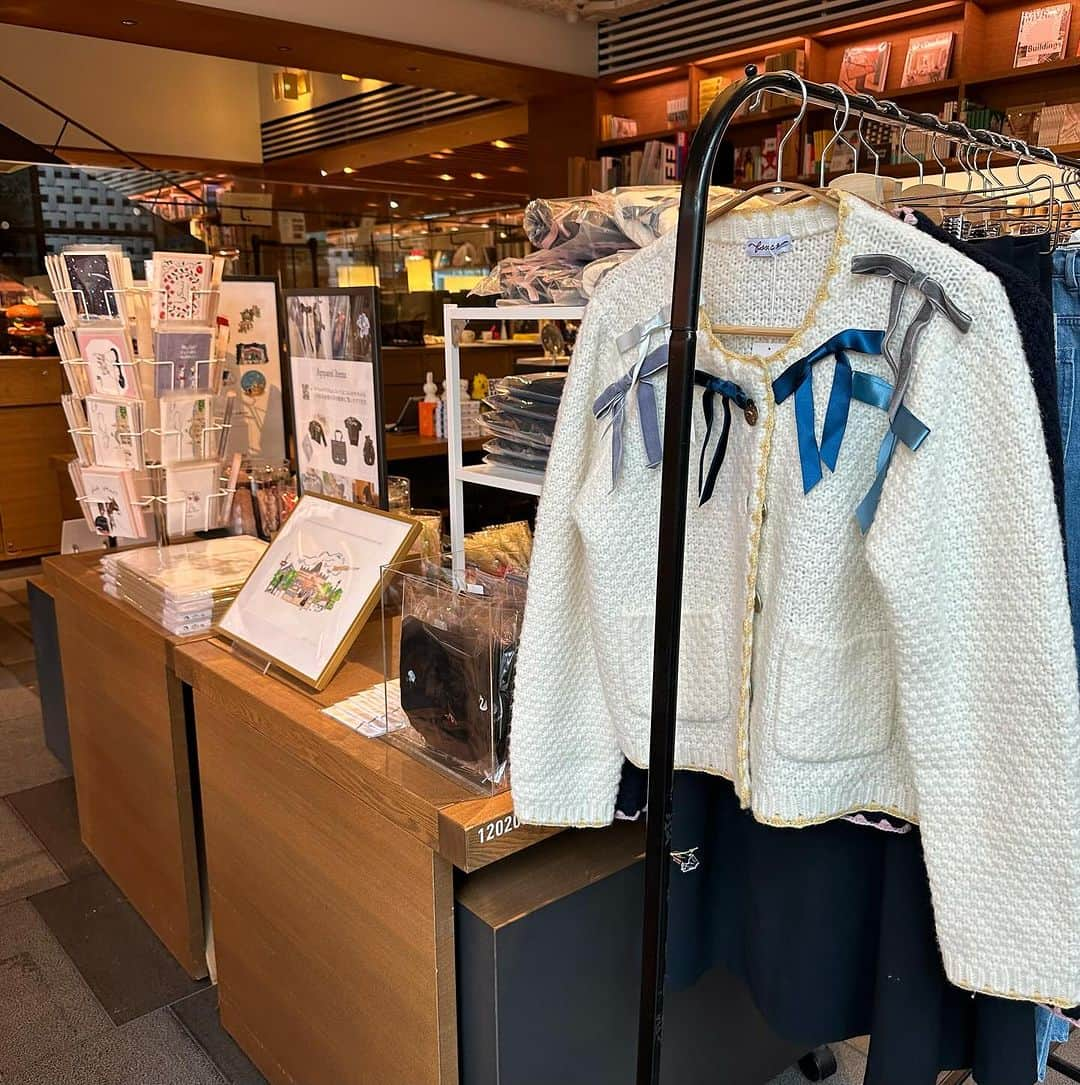 代官山 蔦屋書店　DAIKANYAMA T-SITEさんのインスタグラム写真 - (代官山 蔦屋書店　DAIKANYAMA T-SITEInstagram)「【フェア】foxco Christmas Market 2023  本日より、イラストレーターfoxco（フォクスコ）が 代官山 蔦屋書店 2号館1階 建築デザインフロアにて ”foxco Christmas Market 2023” を開催中🎄✨  会場ではテーマにちなんだクリスマスマーケットをイメージし、foxco自身が企画・デザインしたオリジナルのアイテムを特別なギフトラッピングをして販売いたします🎁💚  展開するのは、リボンをあしらったカーディガン、セーター、バレリーナや白鳥などのイラストがさりげなく刺繍されたジーンズやスカートなど、冬に着回しやすいアイテムたちです🦢💭🩰  ポーチやトートバッグ、ヘアアクセサリーに加えてギフトに添えるクリスマスカードや2024年のカレンダーも販売予定です。  ＼商品一覧はこちら✨／ ■アパレルアイテム ・カーディガン：ネイビーとホワイト2色展開 フリーサイズ ・ロンT：S/Mサイズ　 ・ジーンズ：S/M/Lサイズ　 ・スカート：S/M/Lサイズ　 ・ハーフスリーブ：グレーとネイビー2色展開 S/M/Lサイズ ・トートバッグ ・ミニバッグ  ■ヘアアクセサリー ・リボンバレッタ：ネイビー×ピンク、ブルー×グレー 2色展開　 ・リボンヘアピン（2個セット）：ネイビー×ピンク、ブルー×グレー 2色展開　 ・ヘアピンアセテート（2個セット）  ■ペーパーアイテム ・グリーティングカード： 　└マラケシュシリーズ 5絵柄（女性たち / 動物 / ロバ / Thank you / 夜空）　 　└マラケシュセット(5絵柄を1枚ずつセット)　 　└ダンスシリーズ 5絵柄（Bright Future Ahead / Gland Palais / Merci / Pas de quatre / Night Paris） 　└ダンスセット(5絵柄を1枚ずつセット)　 　└クリスマスballet 　└クリスマスカードanimal ・ポップアップカード ・ステッカー ・イラスト（複製原画） ・カレンダー（2024） ・ぽち袋 3種類セット（2024）  ■その他 ・ヘアタイ ・ハンカチ  ※以下の商品は今後の販売が予定されておらず、今回の在庫限りの商品となります。 ・ミニバッグ ・ハンカチ  【取扱情報】 予約：不可 取り置き：不可 代引き販売：不可 代官山 蔦屋書店EC販売：無し  【foxco（フォクスコ）】 ロンドンを拠点に活動するイラストレーター。旅先などで出会う、人や動物、コト・モノから感じとる「心が躍る瞬間」をインスピレーション源に、彩りあふれる世界観で表現する。 愛犬や動物たちの自然な様子や、時代のムードを敏感につかみながら描く。ファッション性のあるイラストが特徴。オリジナルワークをはじめ、広告や雑誌、ブランドコラボレーションなど、国内外問わず幅広いフィールドで活動中。  foxco IG： @foxco_kaori foxcoshop：foxcoshop.com  #代官山蔦屋書店 #代官山tsite #daikanyamatsite #daikanyamatsutaya #daikanyamatsutayabooks #foxco #foxcoChristmasMarket #クリスマスマーケット #クリスマスギフト #クリスマスマーケット2023 #フォクスコ」12月11日 10時51分 - daikanyama.tsutaya