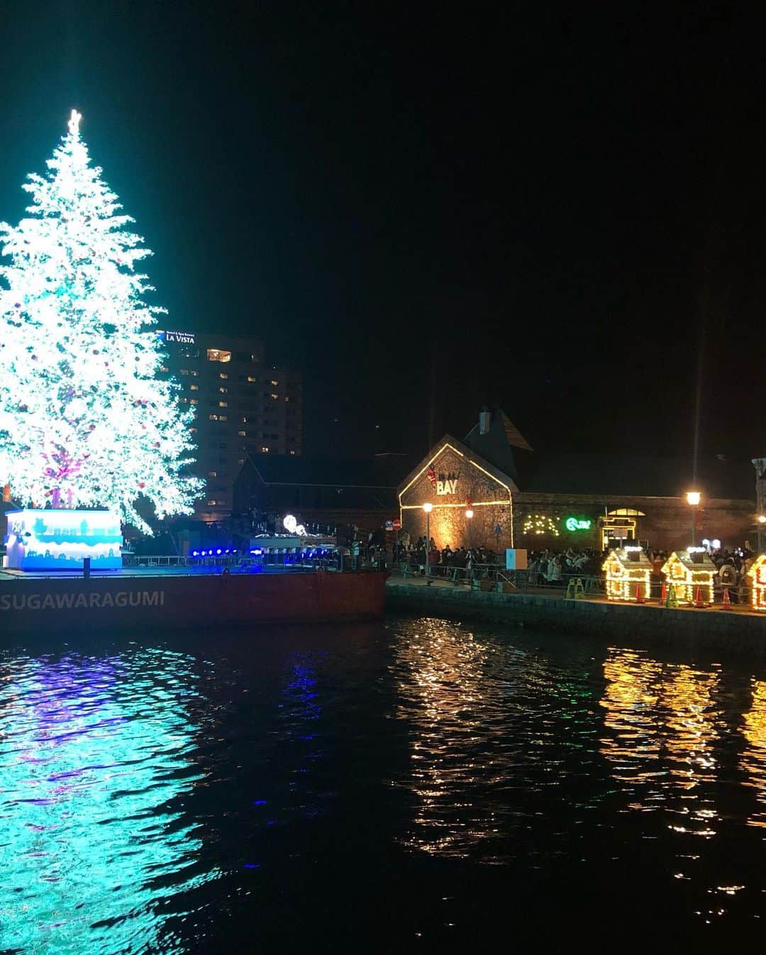 HBC北海道放送アナウンス部さんのインスタグラム写真 - (HBC北海道放送アナウンス部Instagram)「牧野秀章です。  函館の赤レンガ倉庫群前の海に浮かぶ クリスマスツリーです。  とてもきれいですよ🎄  #函館#クリスマスファンタジー#クリスマスツリー#イルミネーション#hbc#アナウンサー」12月11日 10時57分 - hbc_announcer