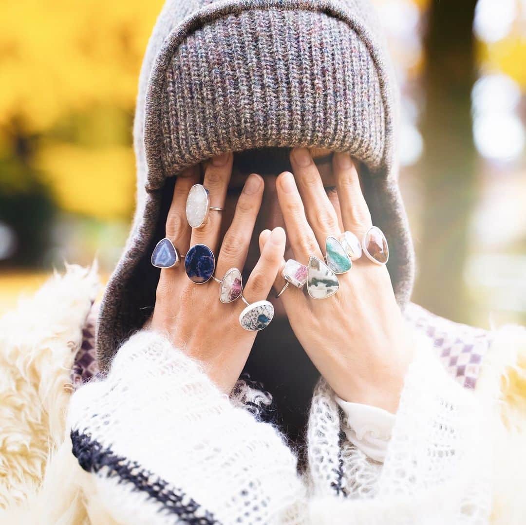 スザンヌさんのインスタグラム写真 - (スザンヌInstagram)「Holiday Collection 2023.12.14 Thu. 20時〜  @stylereborn0829  いよいよあと3日に迫ったHolidayCollection  前回大好評を頂いた天然石のネックレス2種類と（今回かなり数は少なめ🥺） わたし毎日のようにつけてるよ💎 意外とどんなお洋服でも合わせやすくて めちゃめちゃ可愛いし色んな付け方できるから気分で変えられるのが最高♡ HolidayCollectionだけの留め具◎だったり今回も楽しい変化と可愛さいっぱいでわたしは今回色が深めのを狙ってる💙💚🩷笑  そして今回は初めてリングを発売します👏💍 これまた鼻血❤️‍🔥 自分のブランドだけど散財💸しそうだよ⇦笑  ぜひ @stylereborn0829  @suzanneeee1028  LOOKBOOKでチェックしてみてください☺️🌈 プロフィールからリンクで飛べます🪽  わくわく。 明るさとたのしいがたくさんの人に届きますように🌈  #stylereborn #nananbijouxxx」12月11日 10時58分 - suzanneeee1028