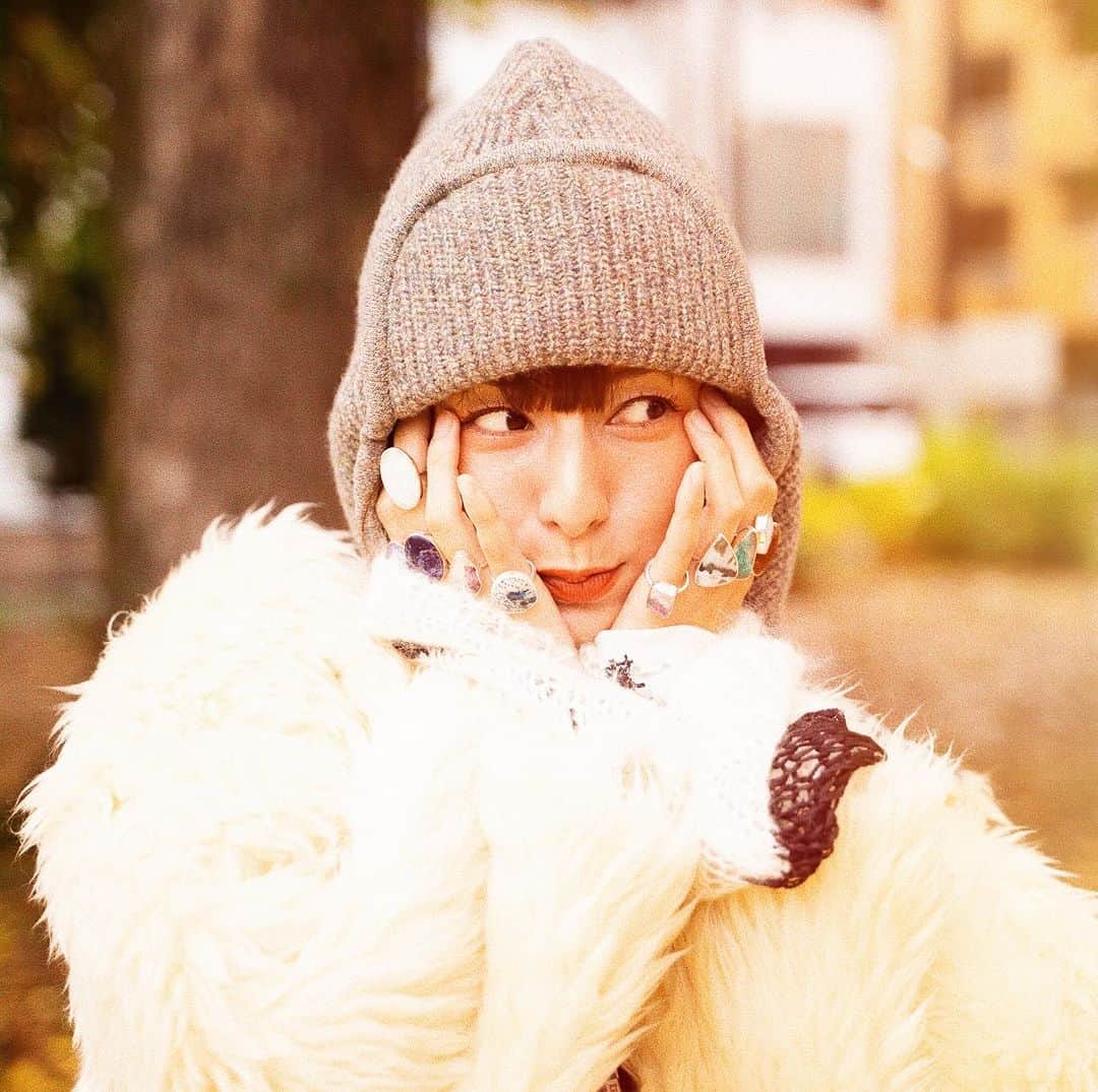スザンヌさんのインスタグラム写真 - (スザンヌInstagram)「Holiday Collection 2023.12.14 Thu. 20時〜  @stylereborn0829  いよいよあと3日に迫ったHolidayCollection  前回大好評を頂いた天然石のネックレス2種類と（今回かなり数は少なめ🥺） わたし毎日のようにつけてるよ💎 意外とどんなお洋服でも合わせやすくて めちゃめちゃ可愛いし色んな付け方できるから気分で変えられるのが最高♡ HolidayCollectionだけの留め具◎だったり今回も楽しい変化と可愛さいっぱいでわたしは今回色が深めのを狙ってる💙💚🩷笑  そして今回は初めてリングを発売します👏💍 これまた鼻血❤️‍🔥 自分のブランドだけど散財💸しそうだよ⇦笑  ぜひ @stylereborn0829  @suzanneeee1028  LOOKBOOKでチェックしてみてください☺️🌈 プロフィールからリンクで飛べます🪽  わくわく。 明るさとたのしいがたくさんの人に届きますように🌈  #stylereborn #nananbijouxxx」12月11日 10時58分 - suzanneeee1028