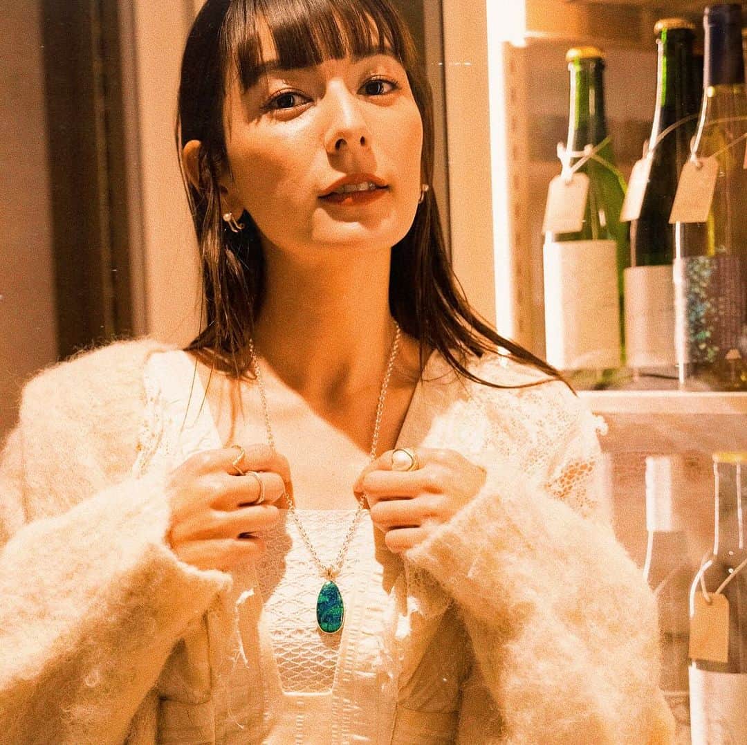 スザンヌさんのインスタグラム写真 - (スザンヌInstagram)「Holiday Collection 2023.12.14 Thu. 20時〜  @stylereborn0829  いよいよあと3日に迫ったHolidayCollection  前回大好評を頂いた天然石のネックレス2種類と（今回かなり数は少なめ🥺） わたし毎日のようにつけてるよ💎 意外とどんなお洋服でも合わせやすくて めちゃめちゃ可愛いし色んな付け方できるから気分で変えられるのが最高♡ HolidayCollectionだけの留め具◎だったり今回も楽しい変化と可愛さいっぱいでわたしは今回色が深めのを狙ってる💙💚🩷笑  そして今回は初めてリングを発売します👏💍 これまた鼻血❤️‍🔥 自分のブランドだけど散財💸しそうだよ⇦笑  ぜひ @stylereborn0829  @suzanneeee1028  LOOKBOOKでチェックしてみてください☺️🌈 プロフィールからリンクで飛べます🪽  わくわく。 明るさとたのしいがたくさんの人に届きますように🌈  #stylereborn #nananbijouxxx」12月11日 10時58分 - suzanneeee1028