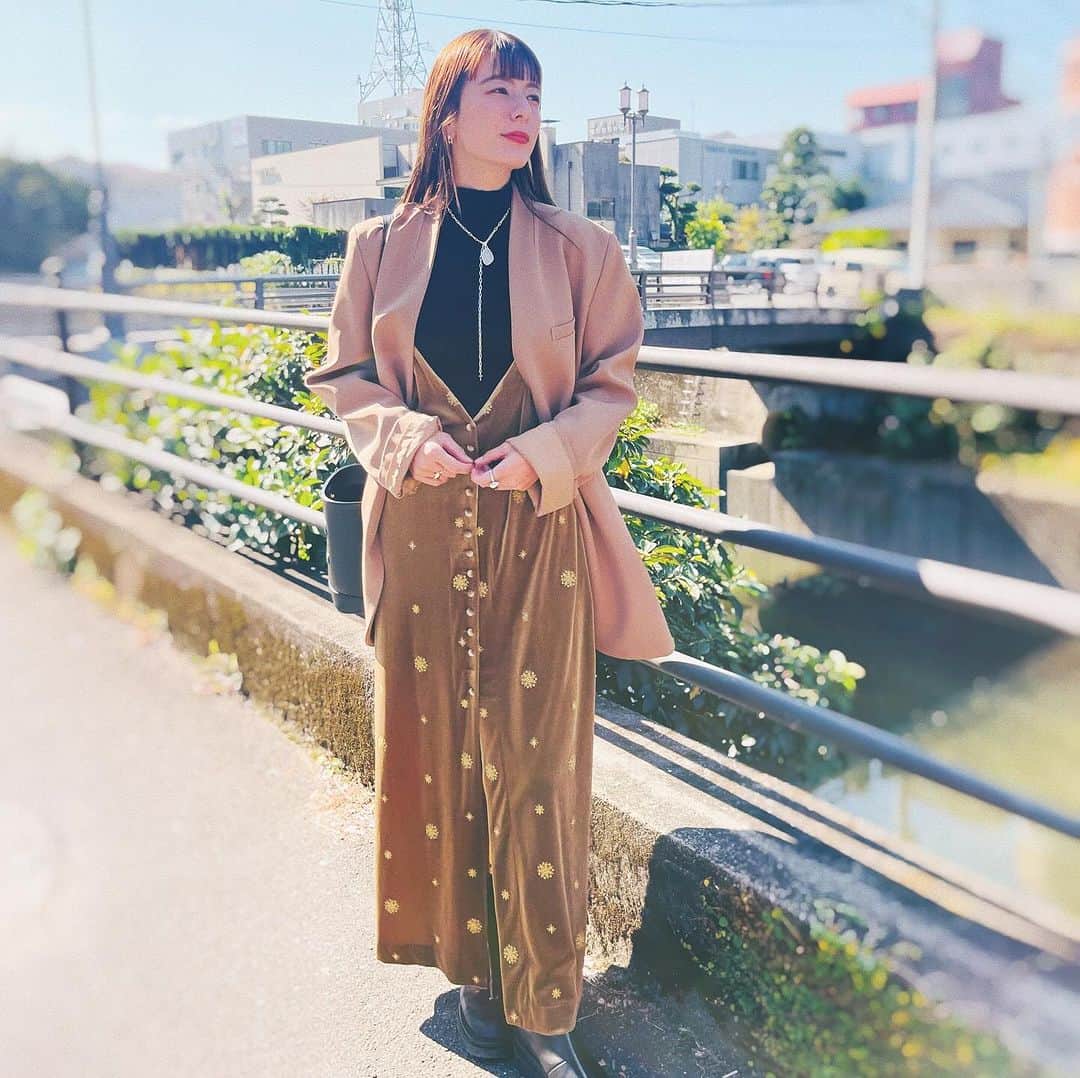 スザンヌさんのインスタグラム写真 - (スザンヌInstagram)「Holiday Collection 2023.12.14 Thu. 20時〜  @stylereborn0829  いよいよあと3日に迫ったHolidayCollection  前回大好評を頂いた天然石のネックレス2種類と（今回かなり数は少なめ🥺） わたし毎日のようにつけてるよ💎 意外とどんなお洋服でも合わせやすくて めちゃめちゃ可愛いし色んな付け方できるから気分で変えられるのが最高♡ HolidayCollectionだけの留め具◎だったり今回も楽しい変化と可愛さいっぱいでわたしは今回色が深めのを狙ってる💙💚🩷笑  そして今回は初めてリングを発売します👏💍 これまた鼻血❤️‍🔥 自分のブランドだけど散財💸しそうだよ⇦笑  ぜひ @stylereborn0829  @suzanneeee1028  LOOKBOOKでチェックしてみてください☺️🌈 プロフィールからリンクで飛べます🪽  わくわく。 明るさとたのしいがたくさんの人に届きますように🌈  #stylereborn #nananbijouxxx」12月11日 10時58分 - suzanneeee1028