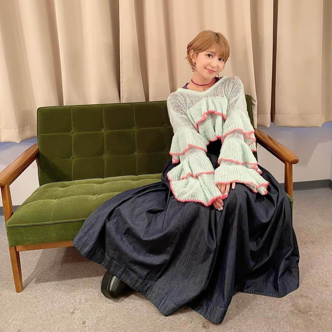 矢口真里のインスタグラム：「この時の衣装がとても好きでした💚🩷 ちょっとツリーっぽいよね😳🎄✨ タグ付けしてます🏷️✨ ニットの下に @hello__sanfrancisco の、 ボーダーのカットソー着てますぞ☺️✨」