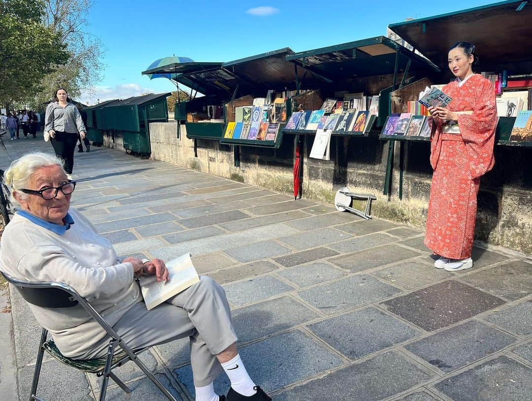 蘭乃はなさんのインスタグラム写真 - (蘭乃はなInstagram)「お知らせ☺︎  和樂web蘭乃はなの着物旅【パリ編】 の記事が、本日から公開しております！  楽しかったパリ散策♪こちらはオフショットたちです！ 記事にはもう一つのコーディネートも掲載されてます。 記事の内容は、パリで訪れた映画の名所や星つきレストラン、いまハマってる着物漫画、現地での交流など、トピック盛りだくさんです。  是非ご覧ください☺︎  沢山オフショットあるのでまだまだ載せていきます♪  #和樂 #和樂web  @warakumagazine   #paris #kimono #着物 #きもの  #らんの着物」12月11日 11時01分 - rannohana_official