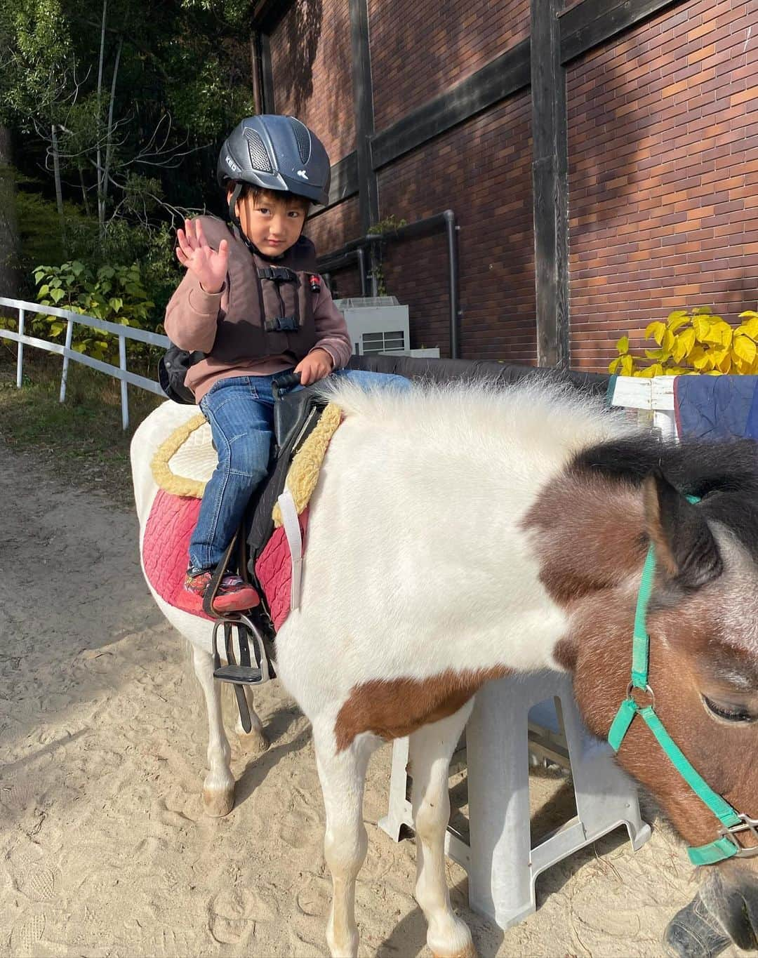 輝良まさとさんのインスタグラム写真 - (輝良まさとInstagram)「・ 土曜日、めちゃくちゃ元気に公園3ヶ所回って、夜19：30ごろ寝たのに、21時ごろ起きてきちゃって、身体を触るとめちゃくちゃ熱い💦 嫌な予感がして熱を測ってみると39.3度😨 市販の子供用の総合風邪薬があったのでそれを飲ませて様子を見るも日曜日もずっと38〜39度台😥 本人も久しぶりにしんどそうでかわいそうでした… インフルエンザかもなーと思いつつ、先ほど病院で検査してもらったら陰性😳 喉が赤いので、喉から来てる発熱ですねとのこと💦 インフルエンザじゃなかったのは良かったけど、まだ38度越えの熱があるので、しばらくは安静にして早く治るように祈るしかないですね😭  主人とバトンタッチして今日はこれから午後出勤‼️ 月曜日からドタバタですが行ってきます👍  今日で4歳半だ🥹❣️  #久しぶりの#発熱#高熱#頑張れ#早く#良くなりますように#レインボーベビー#レインボーベビー真那人#令和元年ベビー#6月生まれ#6月11日#4歳6ヶ月#幼児#やんちゃ#活発#元気いっぱい#可愛い#愛おしい」12月11日 11時12分 - kirahama0703